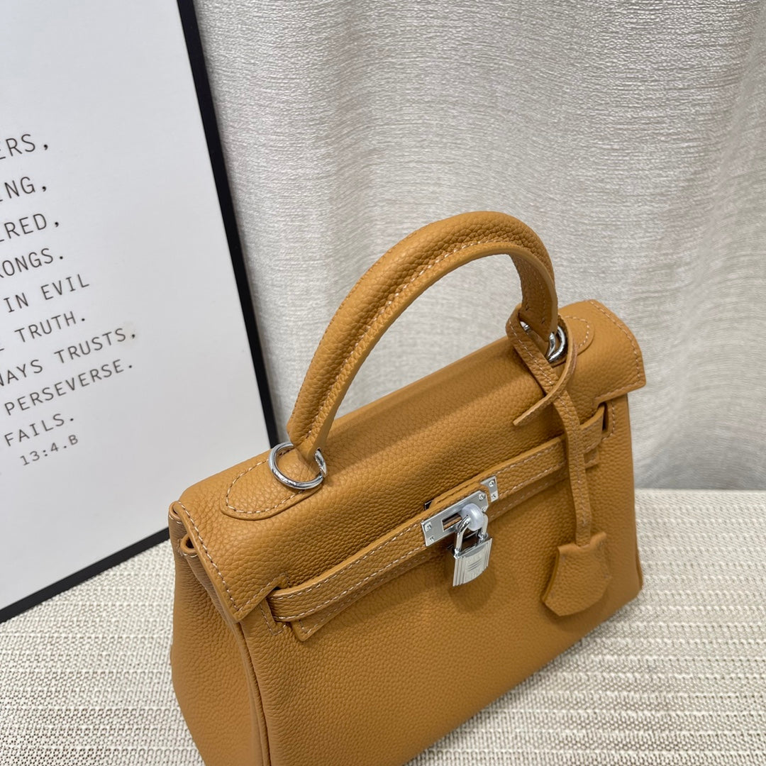 Sac HM Kelly 25 cm en cuir Togo marron et accessoires argentés