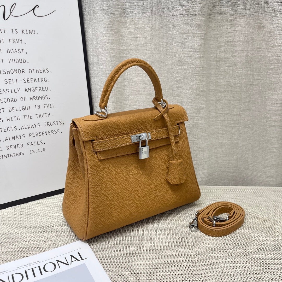Sac HM Kelly 25 cm en cuir Togo marron et accessoires argentés