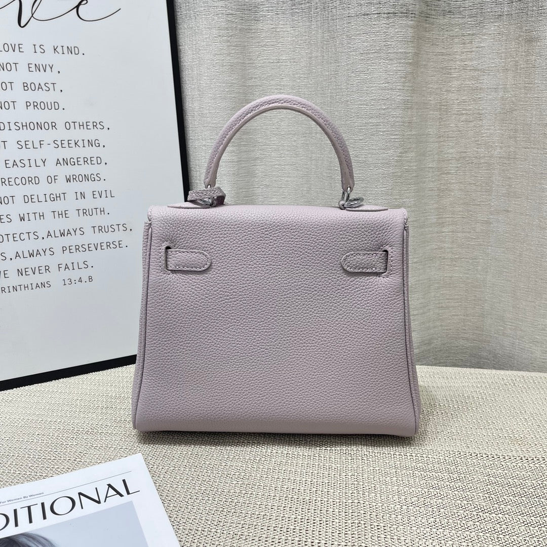 Sac à main HM Kelly 25 cm en cuir Togo mauve rose pâle et accessoires argentés