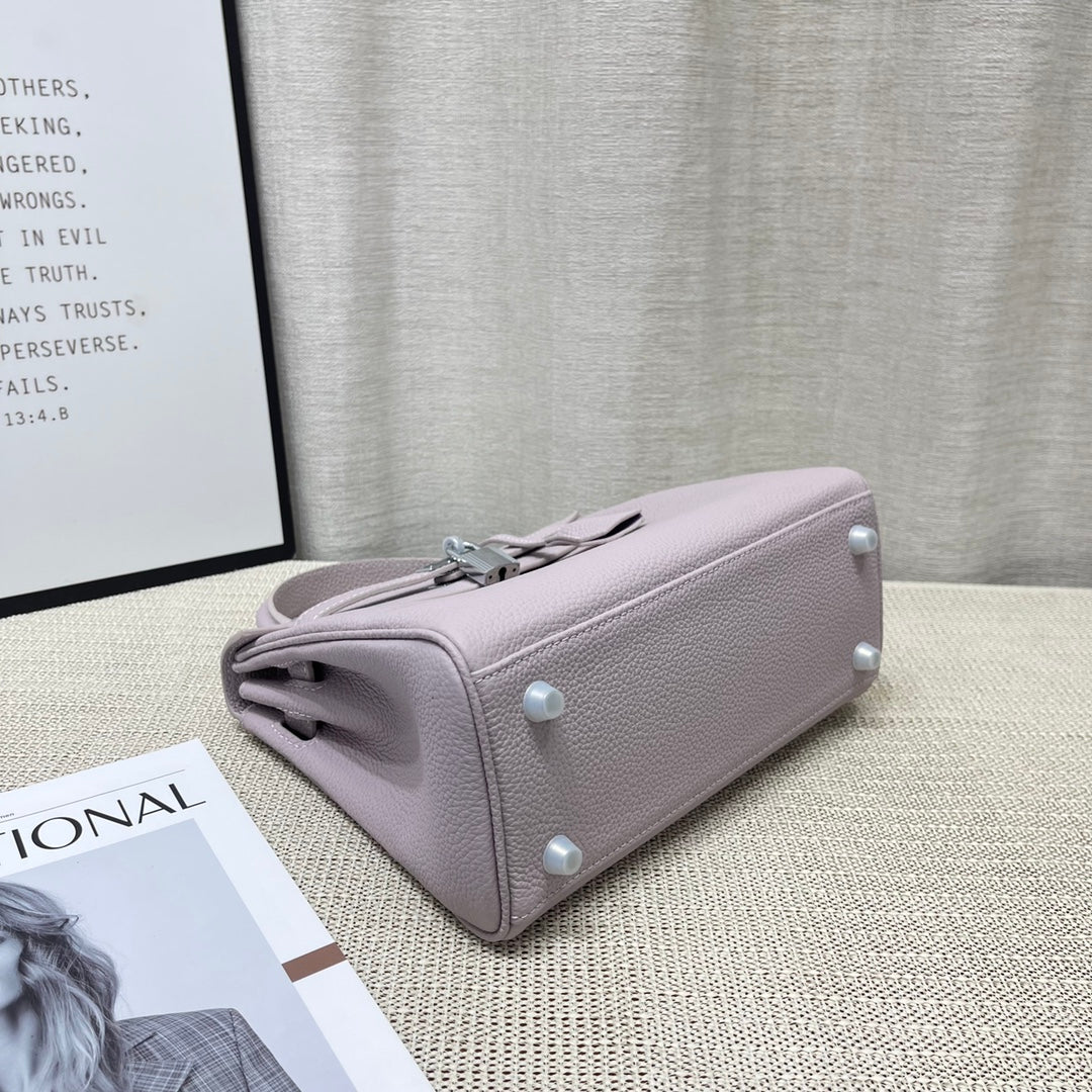 Sac à main HM Kelly 25 cm en cuir Togo mauve rose pâle et accessoires argentés