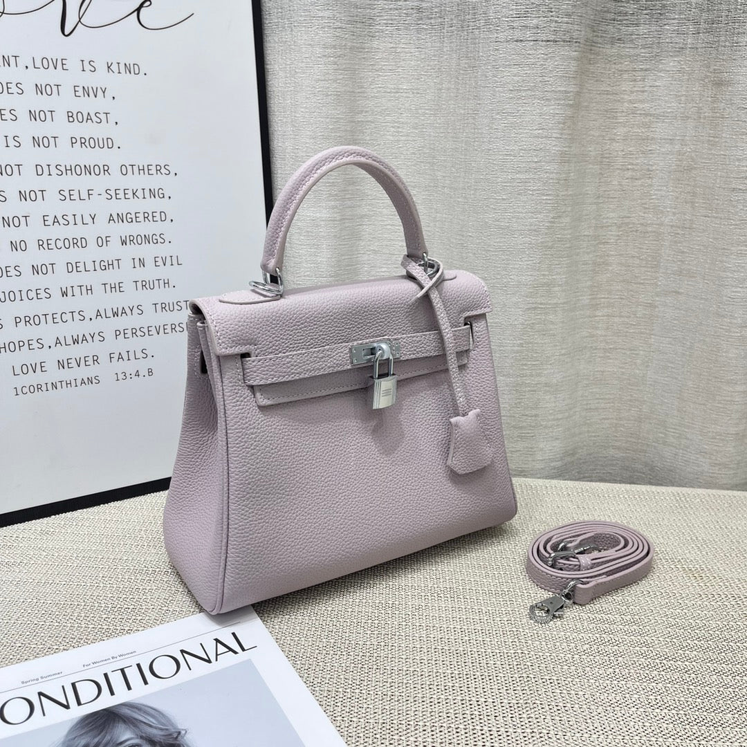 Sac à main HM Kelly 25 cm en cuir Togo mauve rose pâle et accessoires argentés