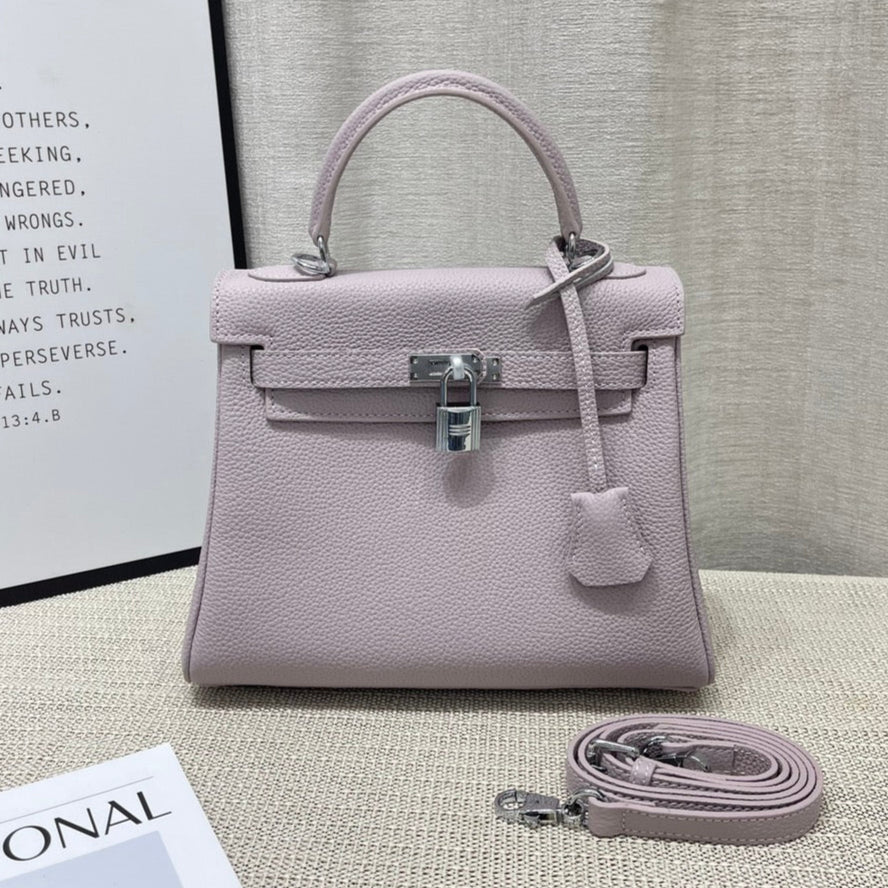 Sac à main HM Kelly 25 cm en cuir Togo mauve rose pâle et accessoires argentés