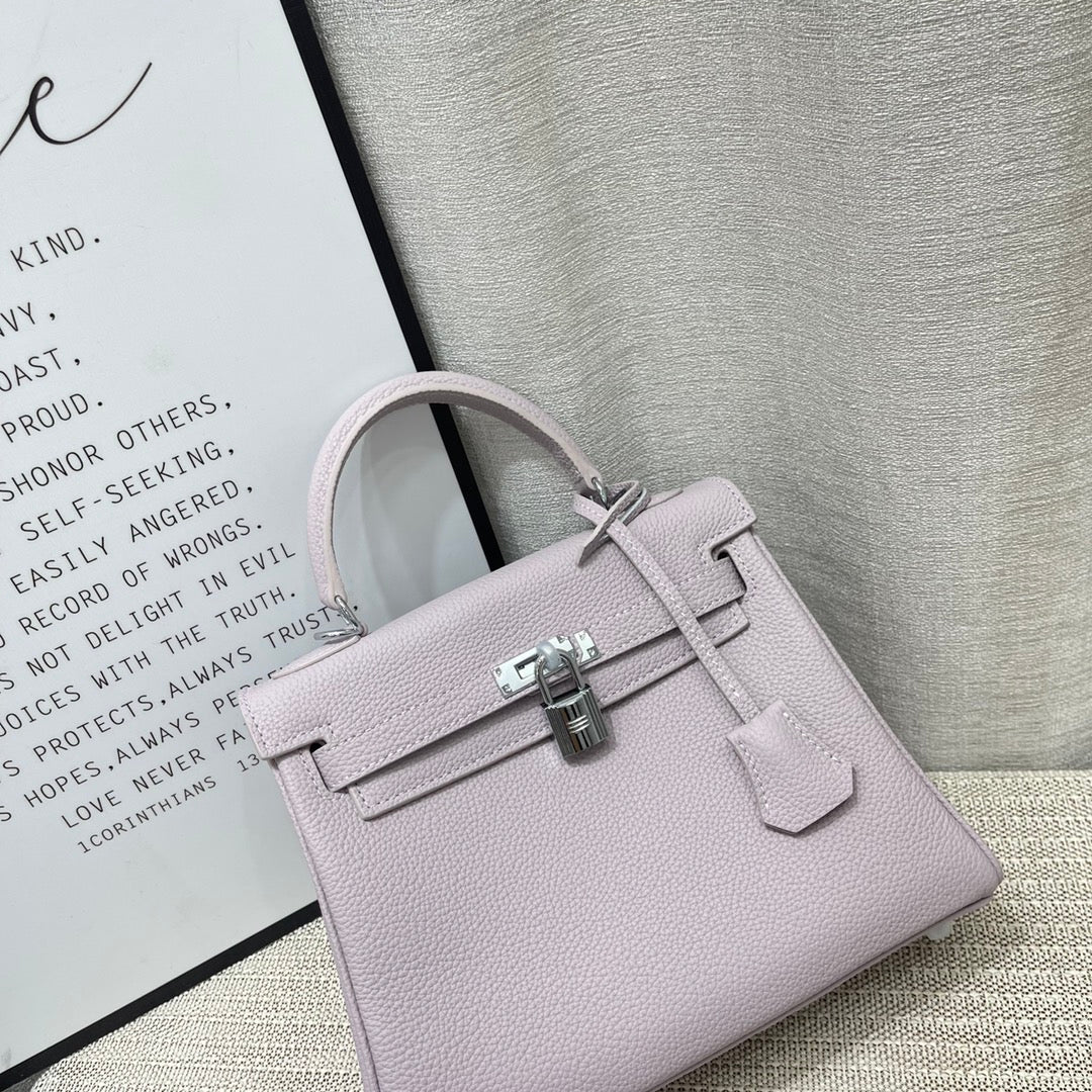 Sac à main HM Kelly 25 cm en cuir Togo mauve rose pâle et accessoires argentés
