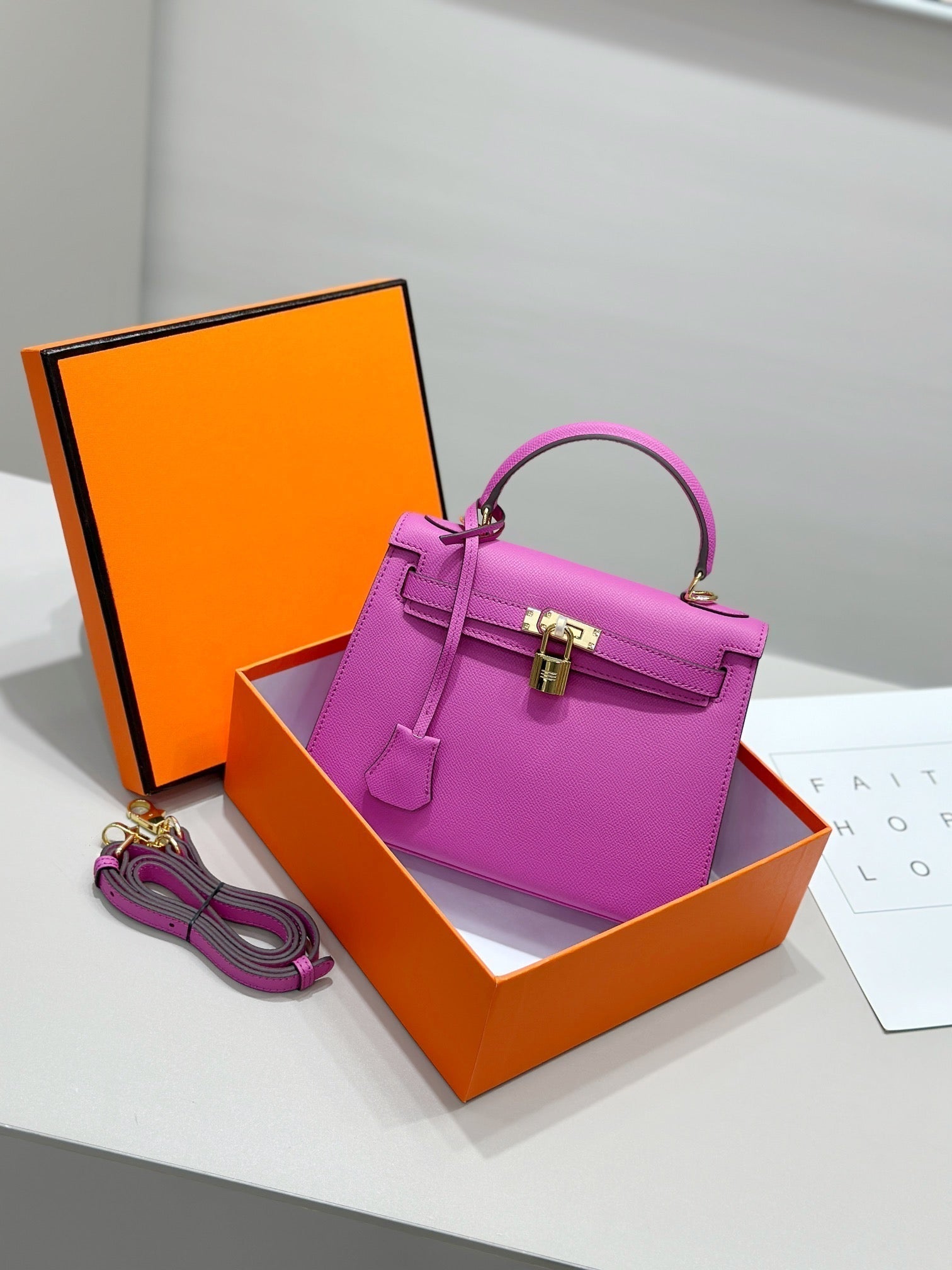 Sac HM Kelly 25 cm en cuir EPSOM rose et accessoires dorés