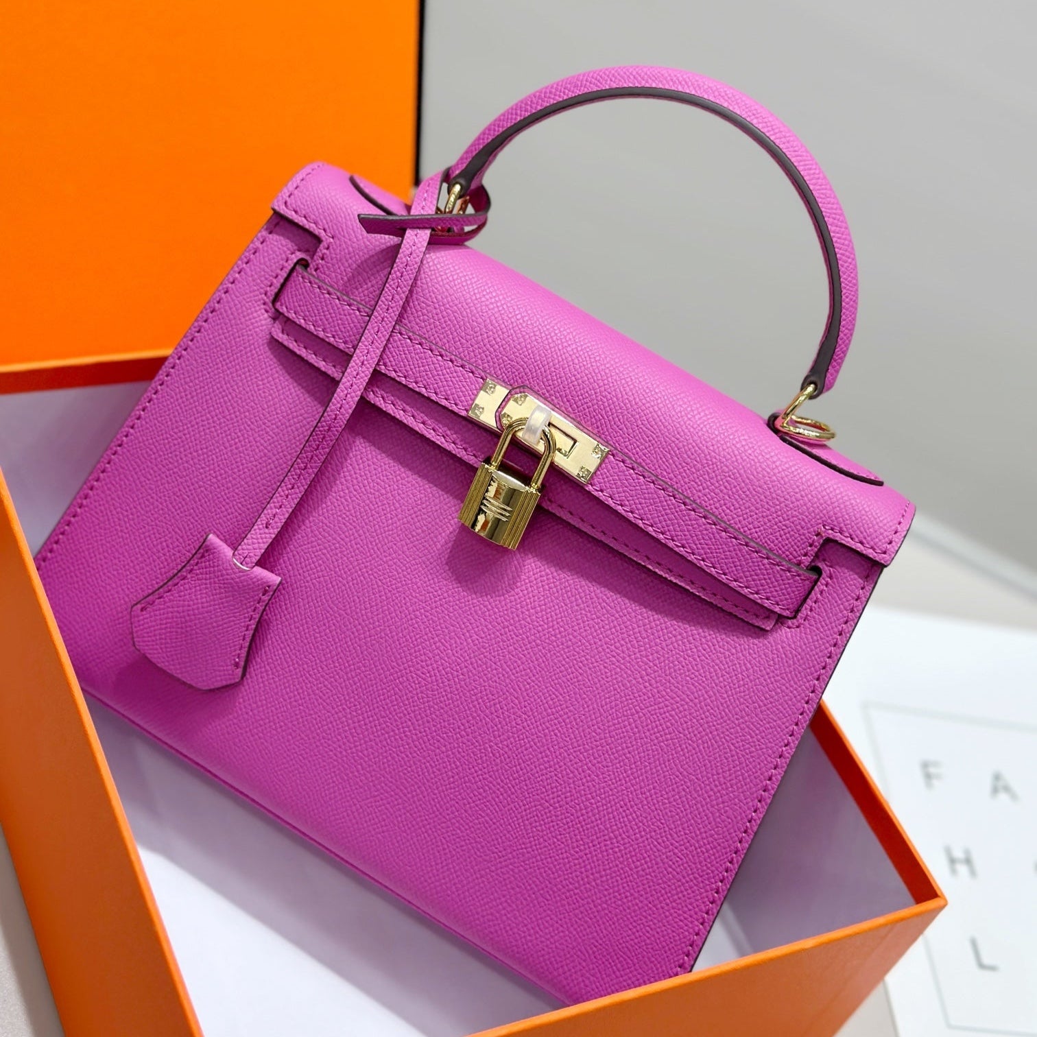Sac HM Kelly 25 cm en cuir EPSOM rose et accessoires dorés