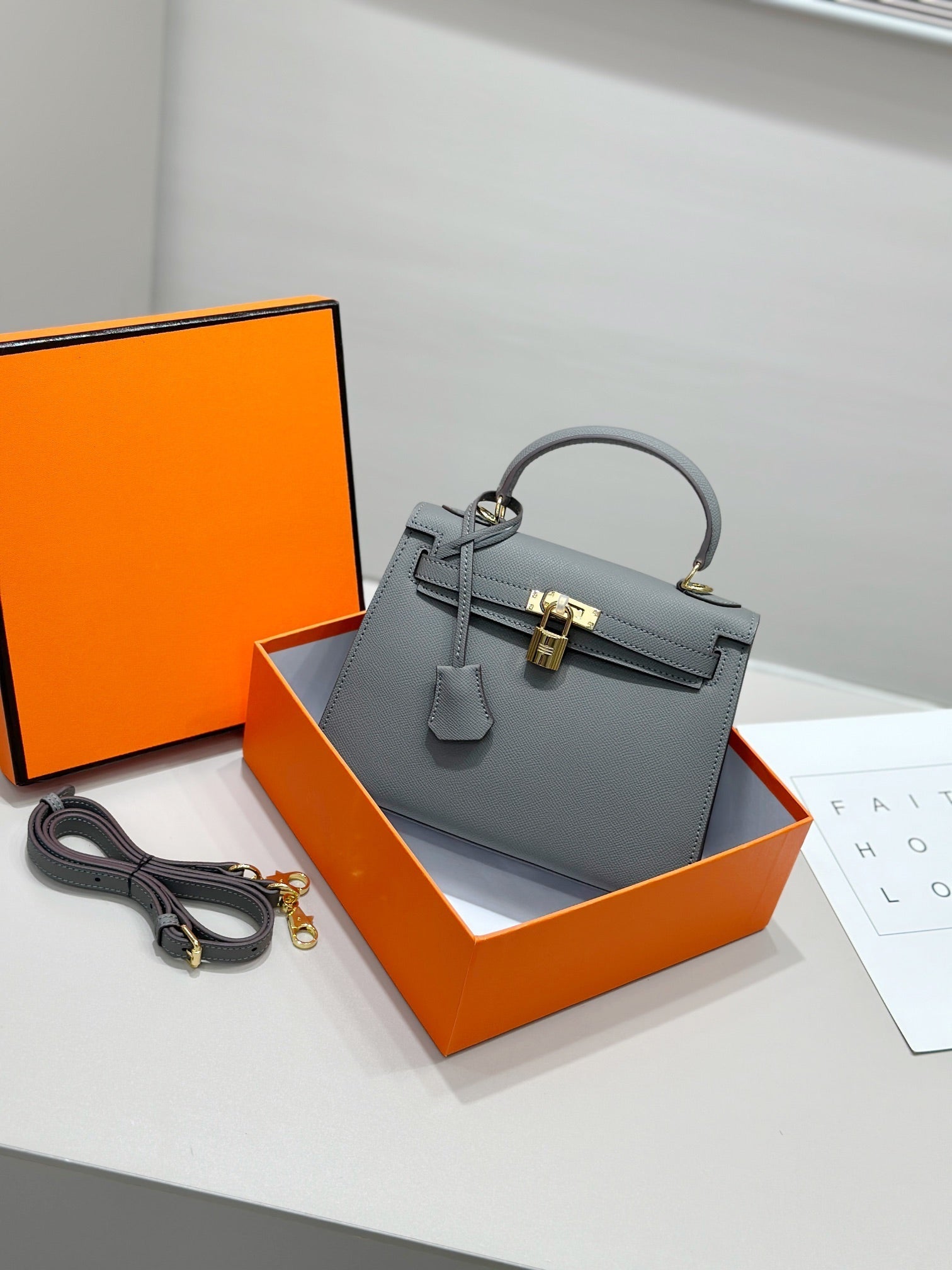 HM KELLY 25CM VERT AMANDE CUIR EPSOM QUINCAILLERIE DORÉ