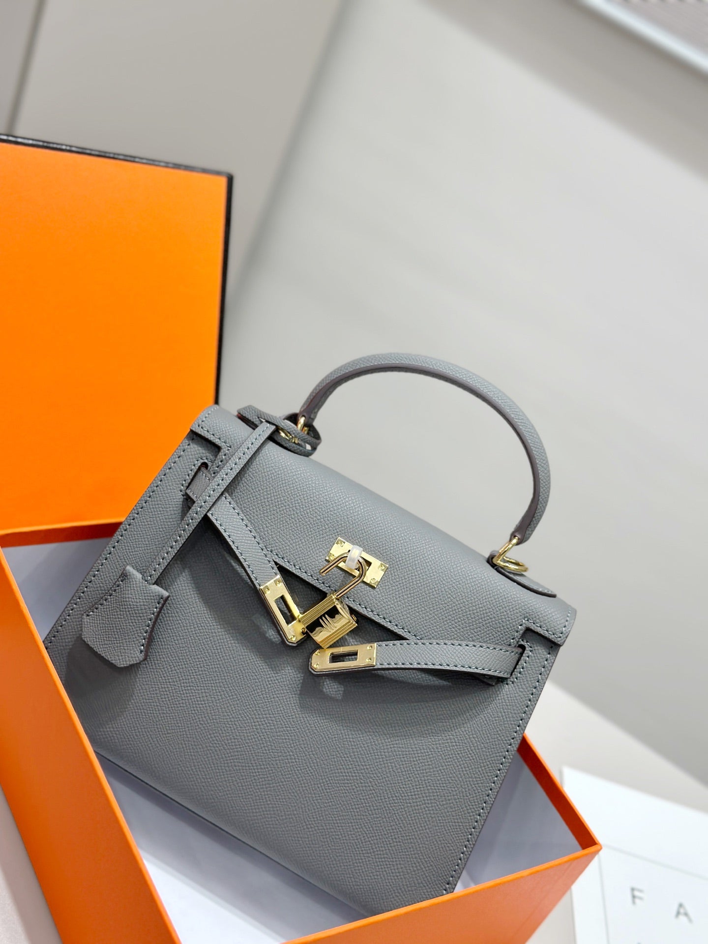 HM KELLY 25CM VERT AMANDE CUIR EPSOM QUINCAILLERIE DORÉ