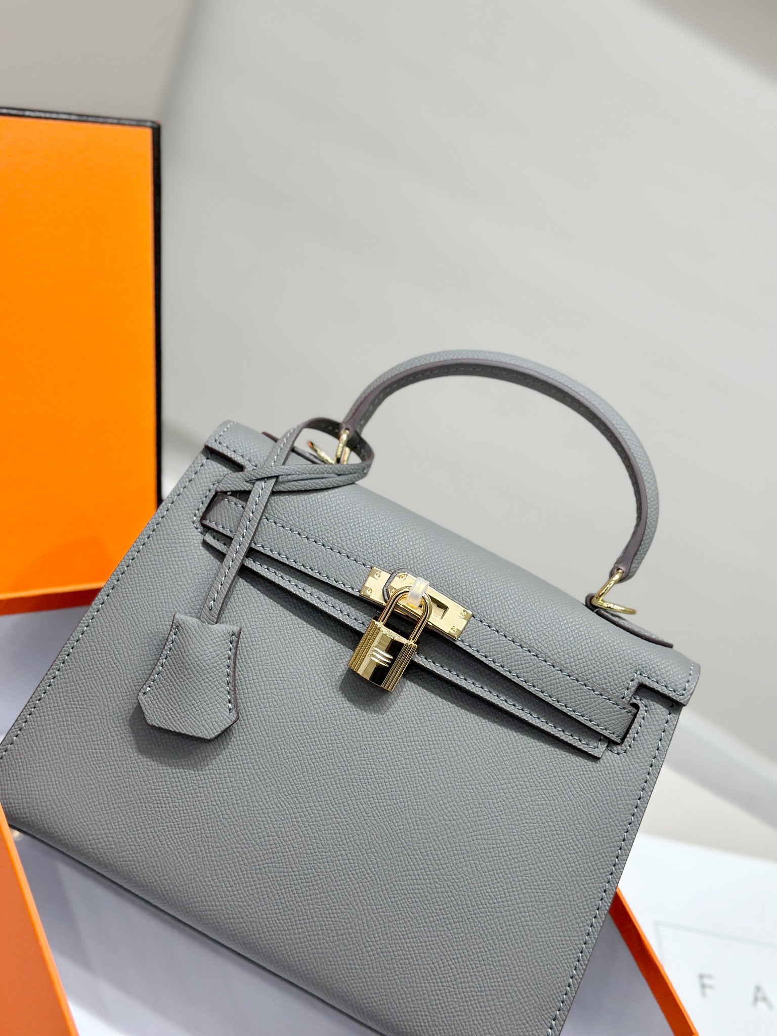 HM KELLY 25CM VERT AMANDE CUIR EPSOM QUINCAILLERIE DORÉ