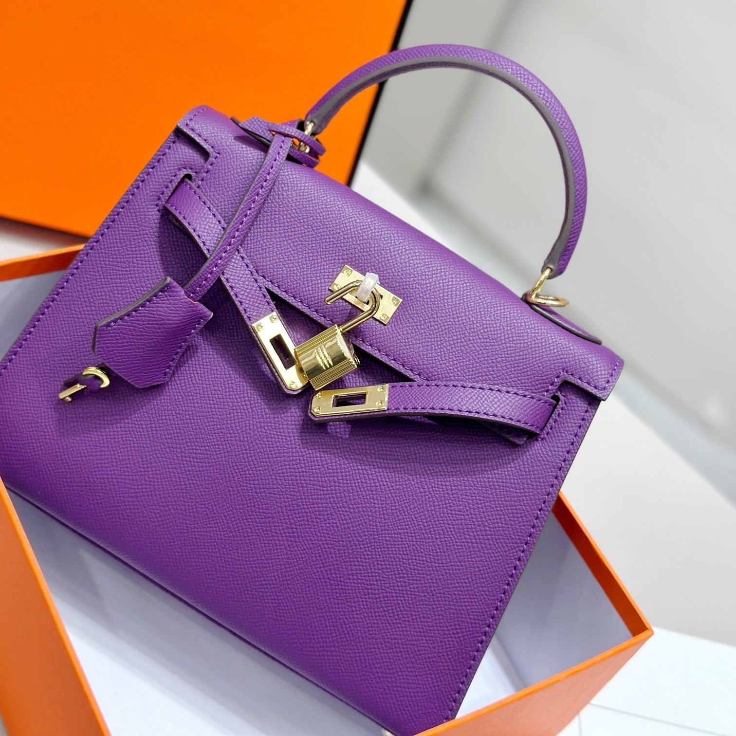Sac HM Kelly 25 cm en cuir EPSOM violet et matériel doré