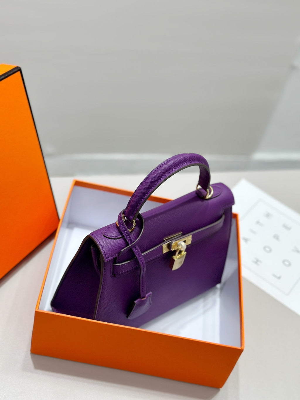 Sac HM Kelly 25 cm en cuir EPSOM violet et matériel doré