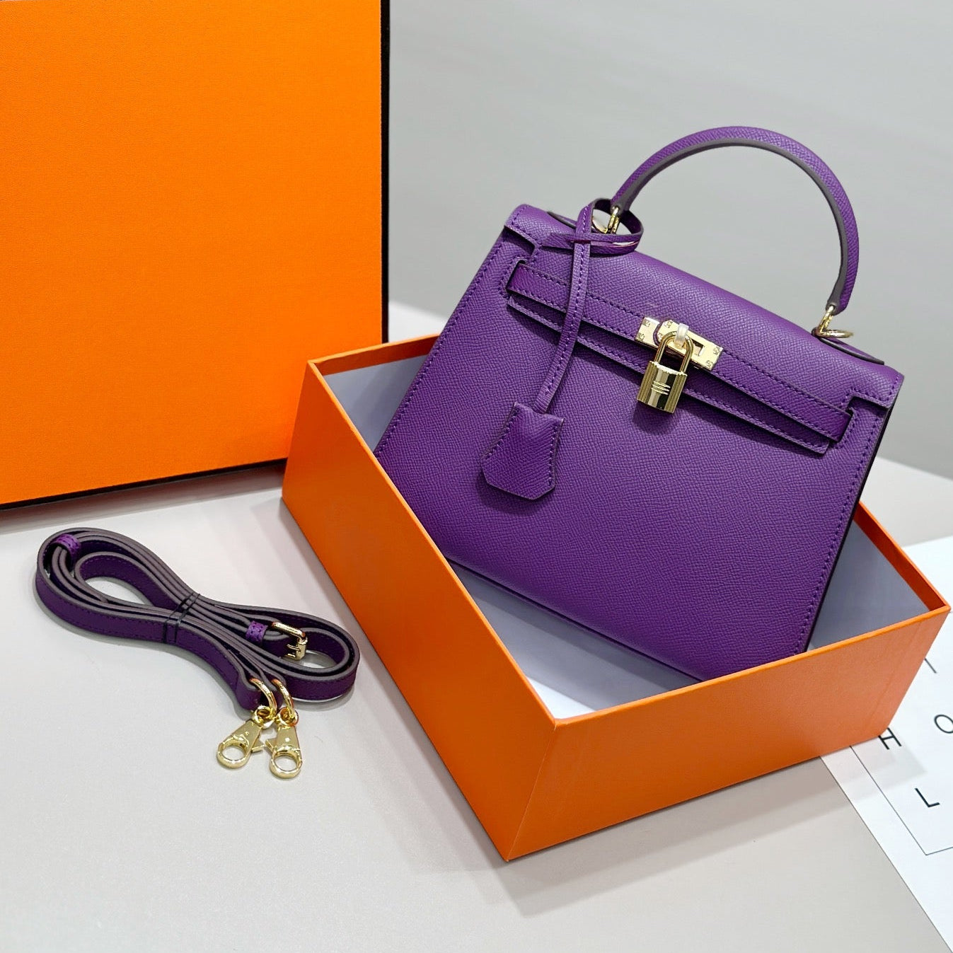 Sac HM Kelly 25 cm en cuir EPSOM violet et matériel doré