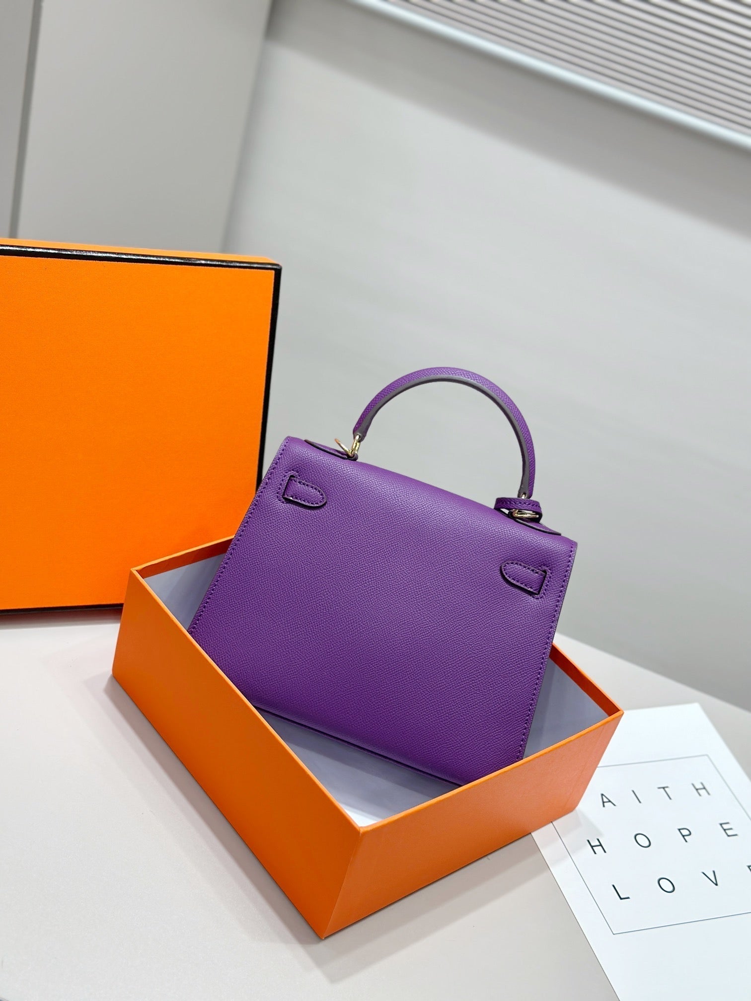 Sac HM Kelly 25 cm en cuir EPSOM violet et matériel doré