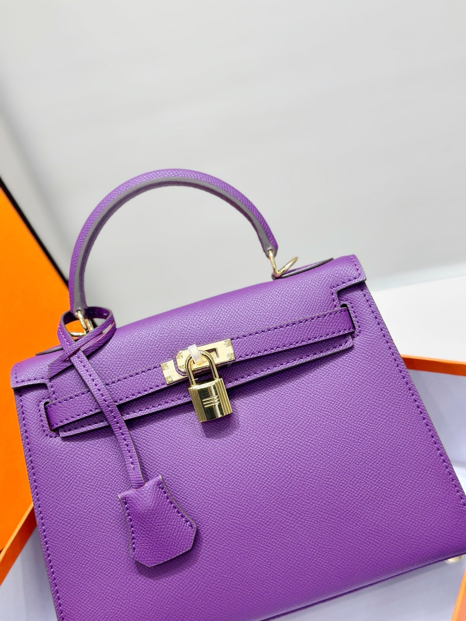 Sac HM Kelly 25 cm en cuir EPSOM violet et matériel doré