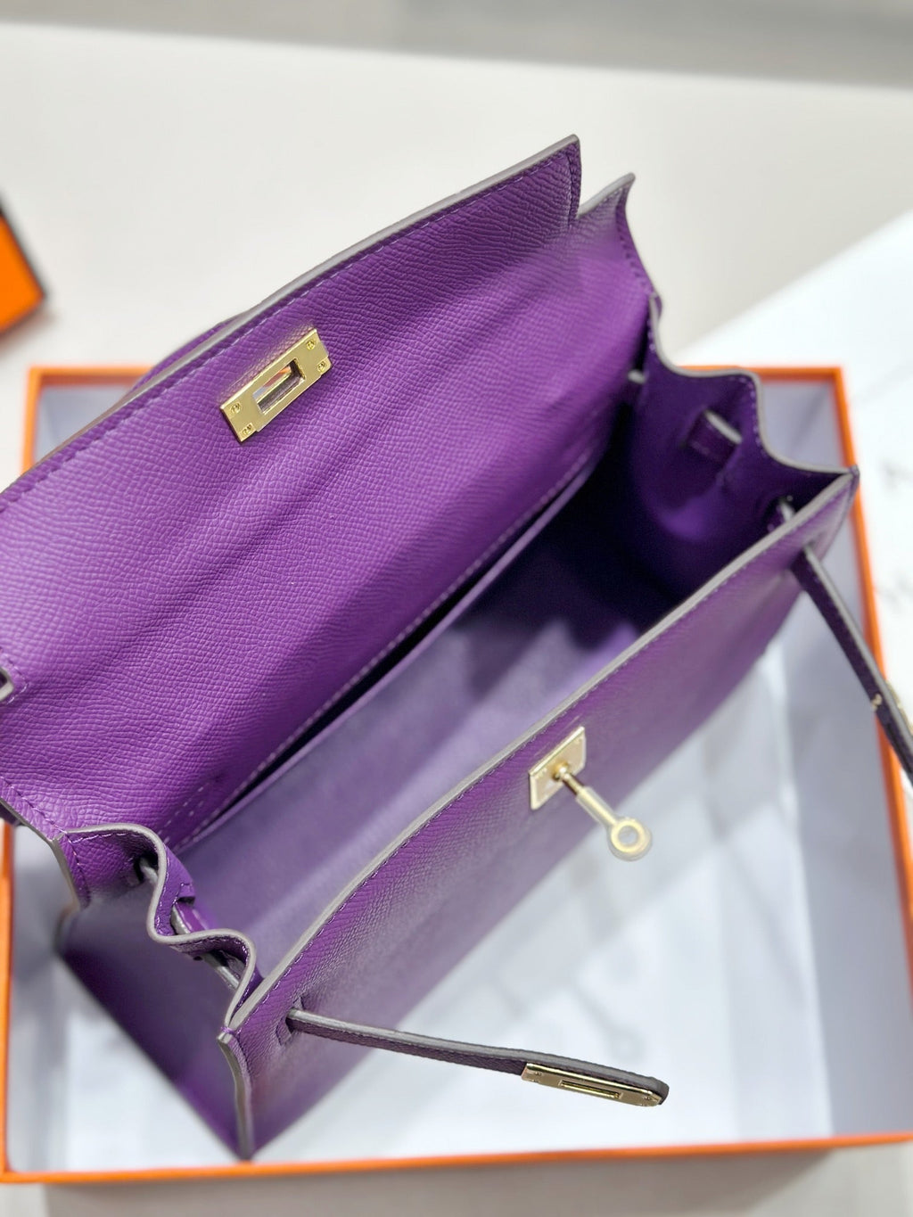 Sac HM Kelly 25 cm en cuir EPSOM violet et matériel doré