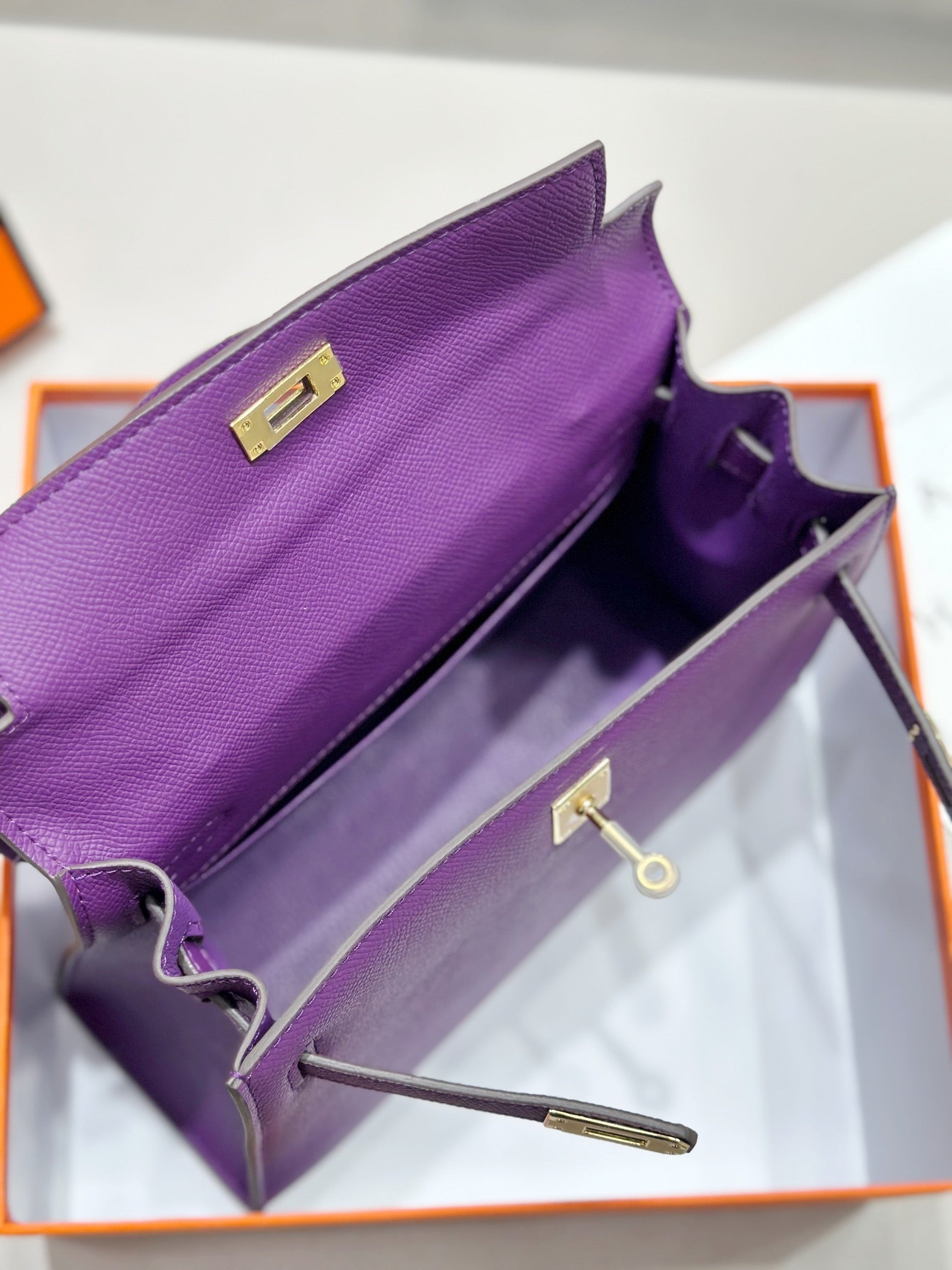 Sac HM Kelly 25 cm en cuir EPSOM violet et matériel doré