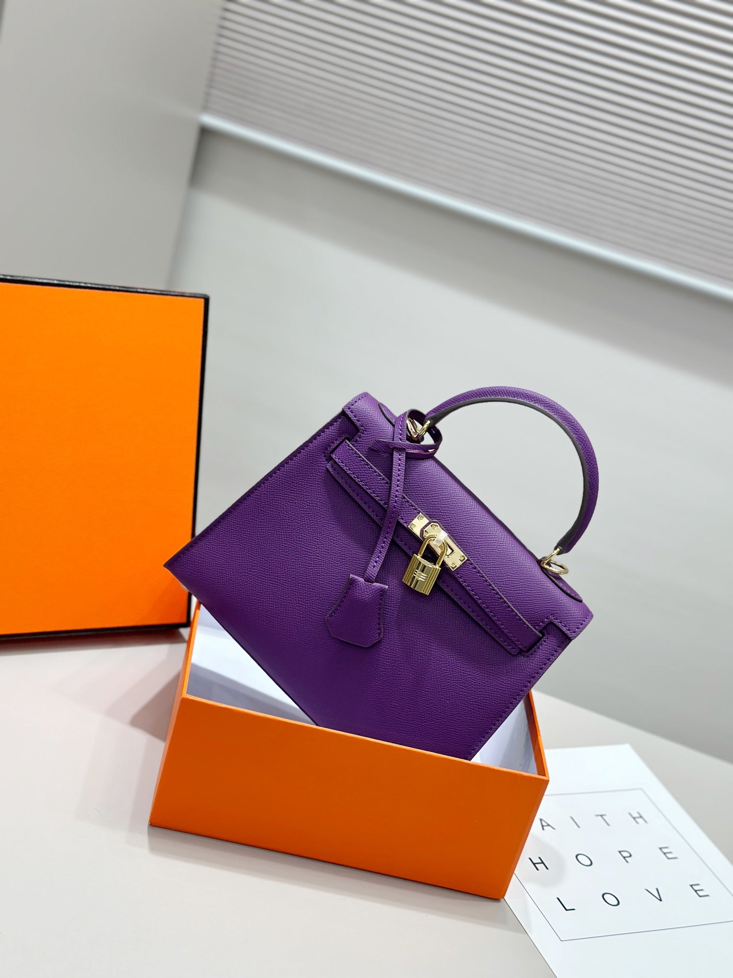Sac HM Kelly 25 cm en cuir EPSOM violet et matériel doré