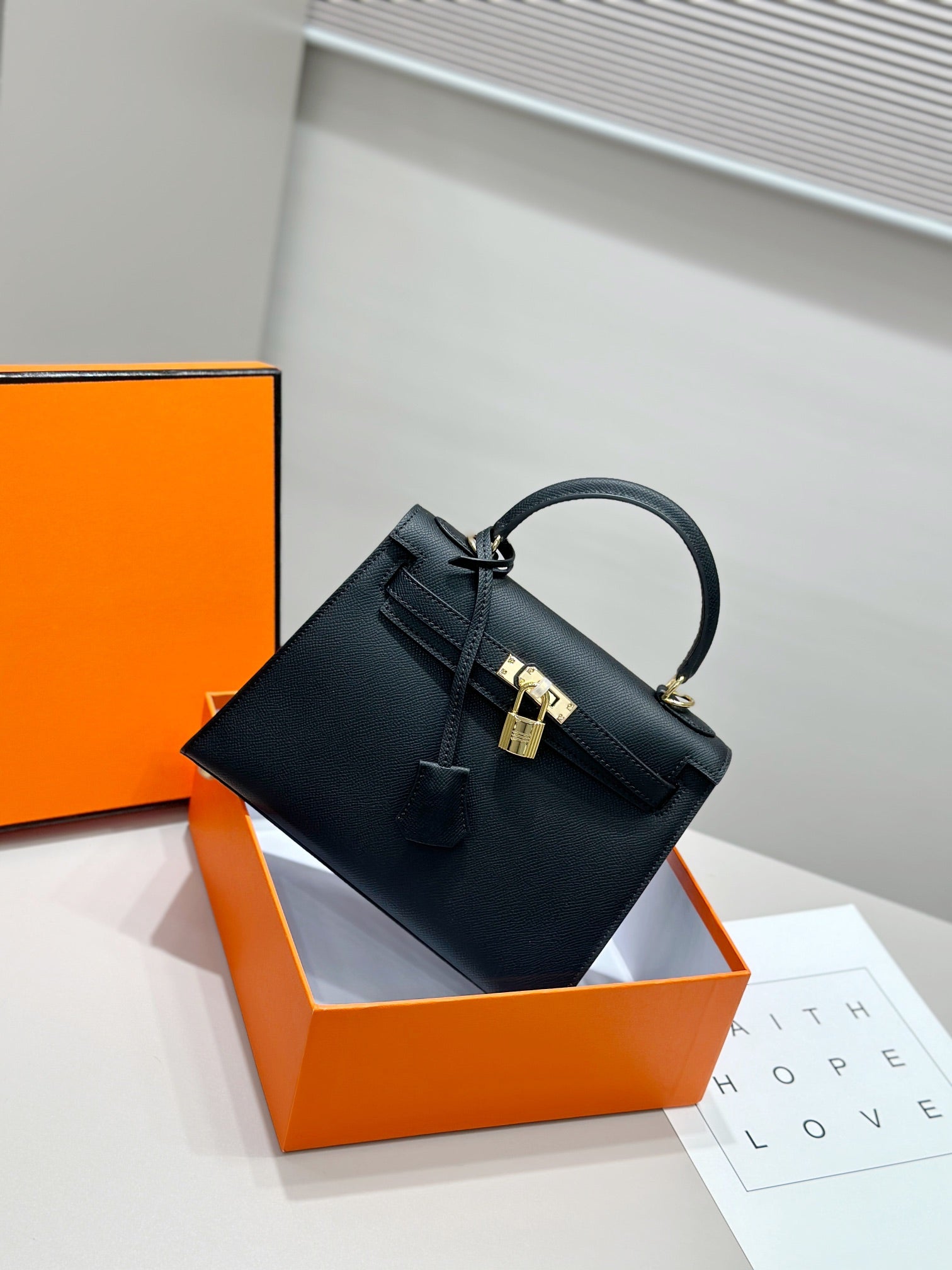 Sac HM Kelly 25 cm en cuir EPSOM noir et matériel doré