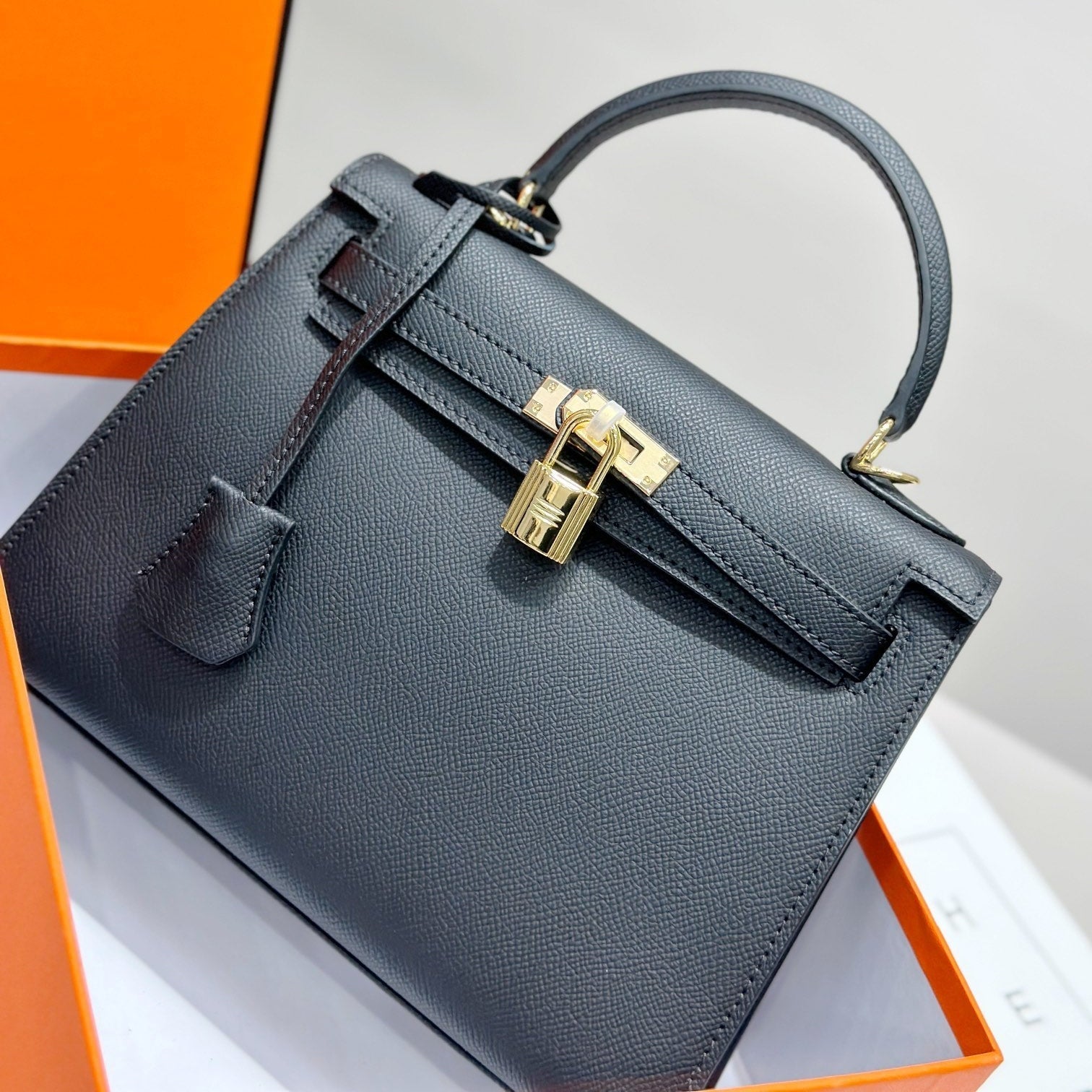 Sac HM Kelly 25 cm en cuir EPSOM noir et matériel doré