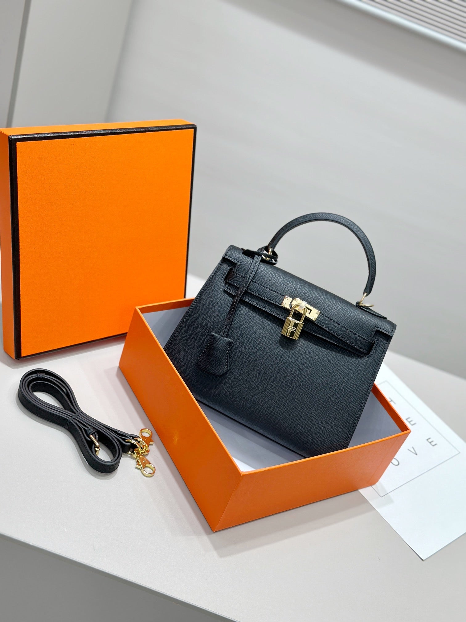 Sac HM Kelly 25 cm en cuir EPSOM noir et matériel doré