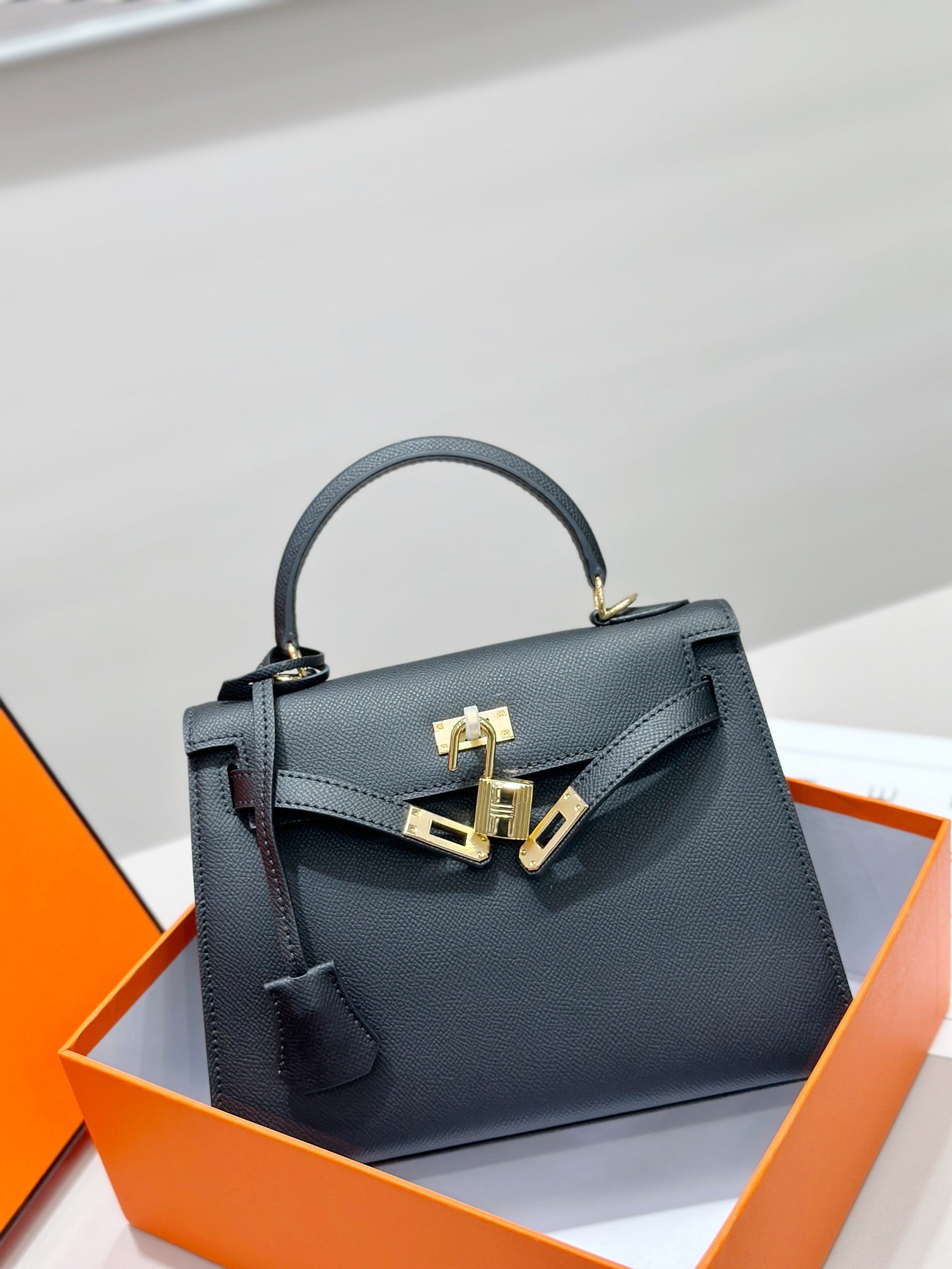 Sac HM Kelly 25 cm en cuir EPSOM noir et matériel doré