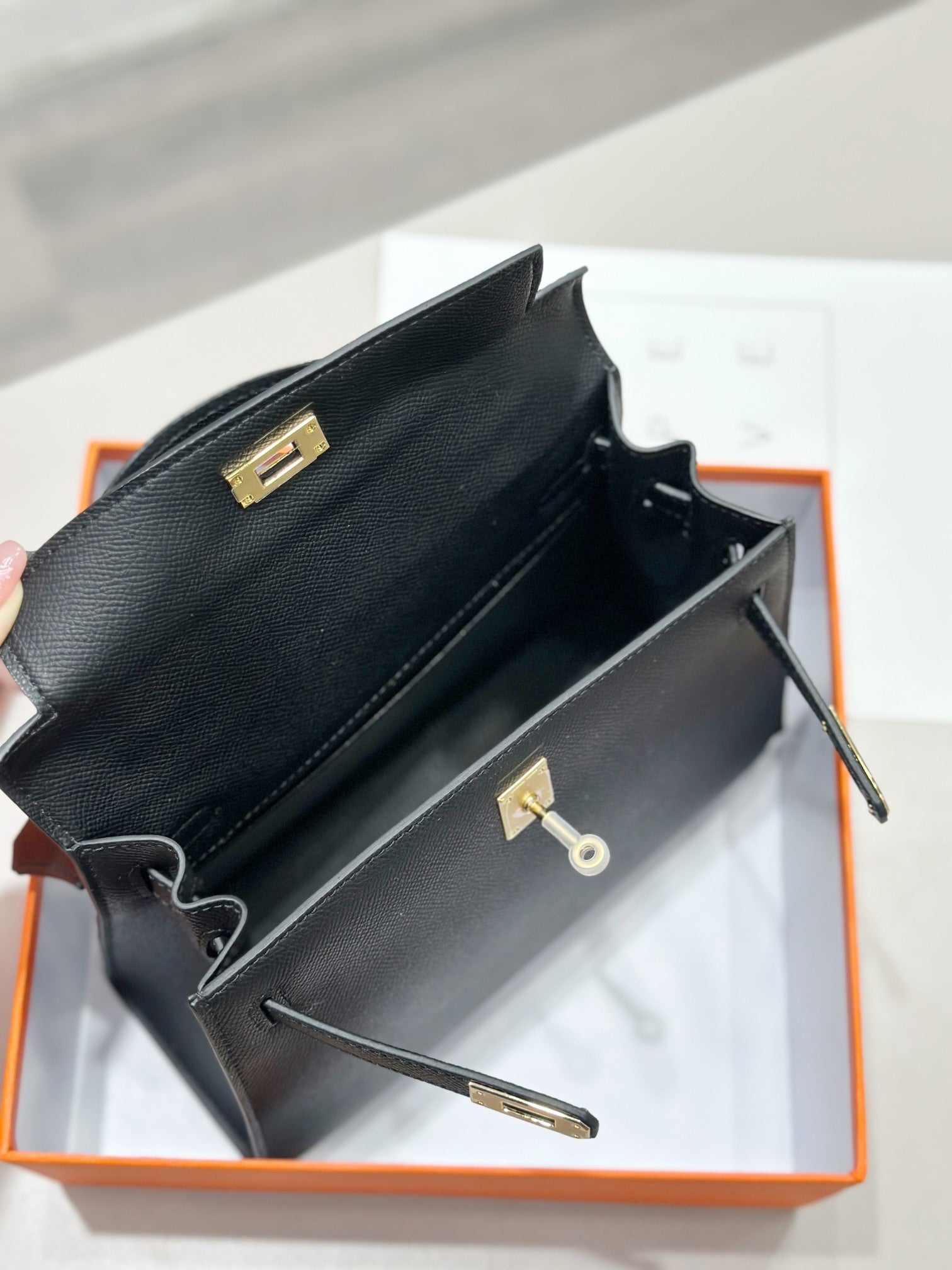 Sac HM Kelly 25 cm en cuir EPSOM noir et matériel doré