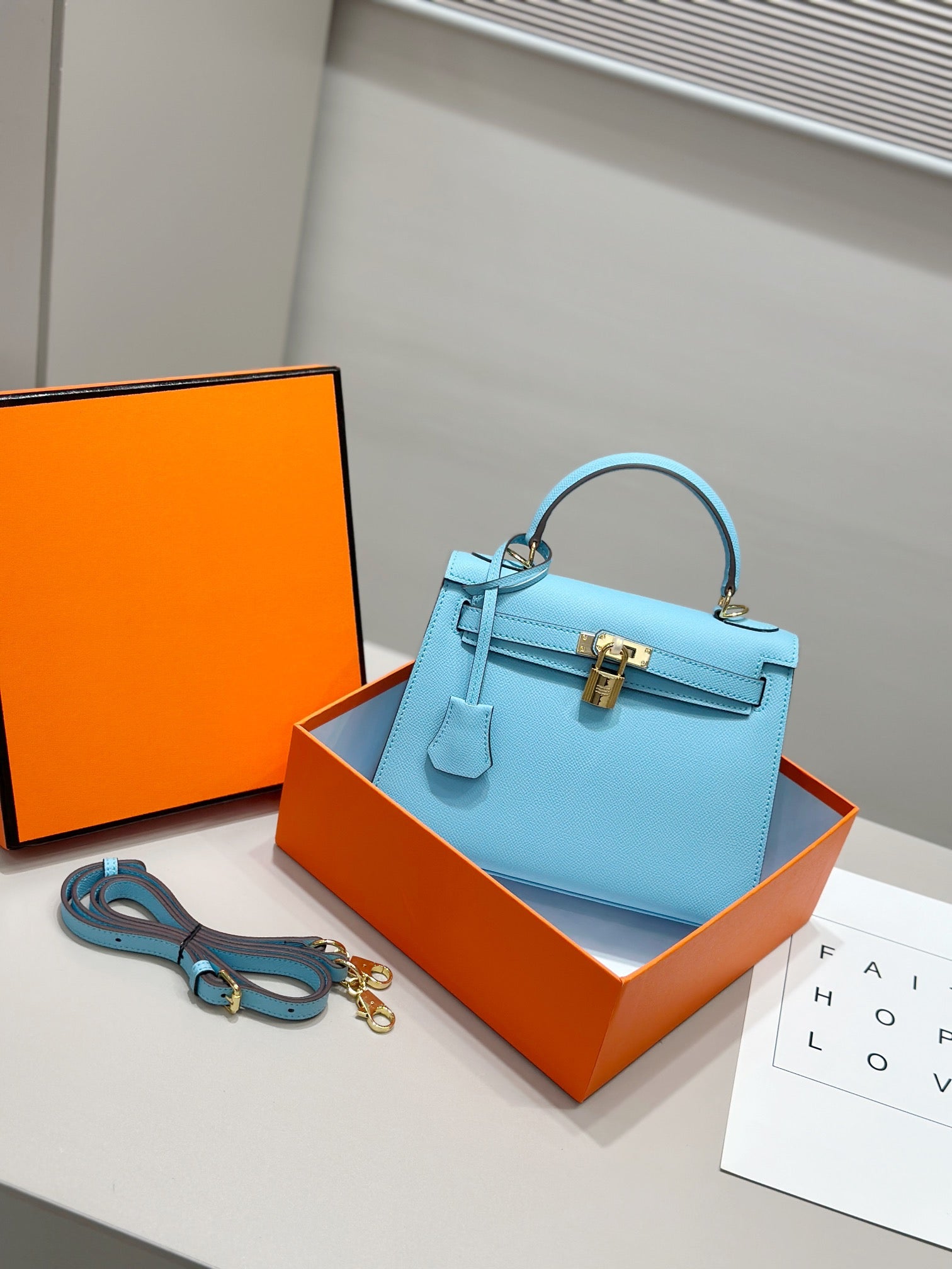 Sac HM Kelly 25 cm en cuir EPSOM bleu Tiffany, accessoires dorés