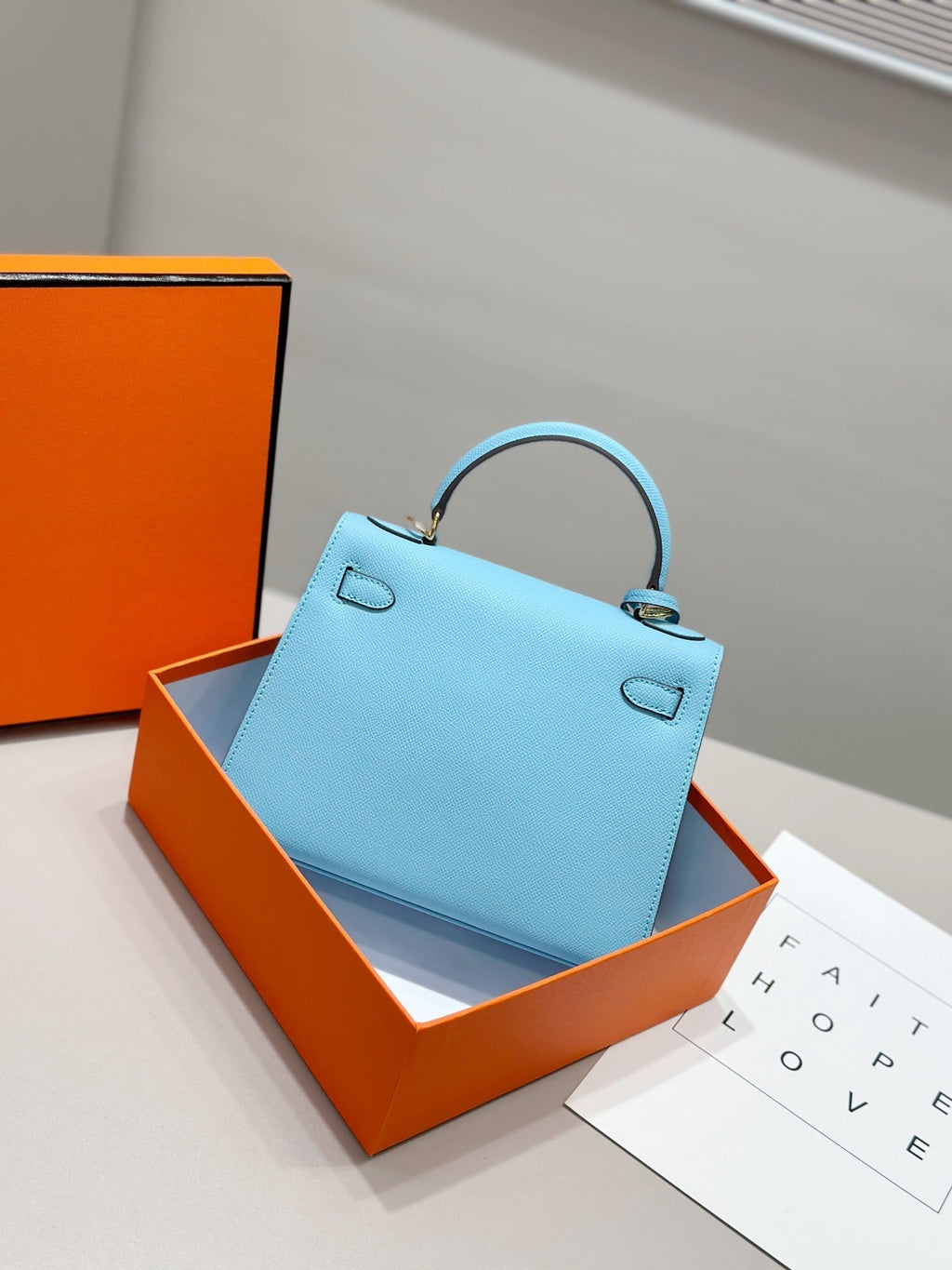 Sac HM Kelly 25 cm en cuir EPSOM bleu Tiffany, accessoires dorés