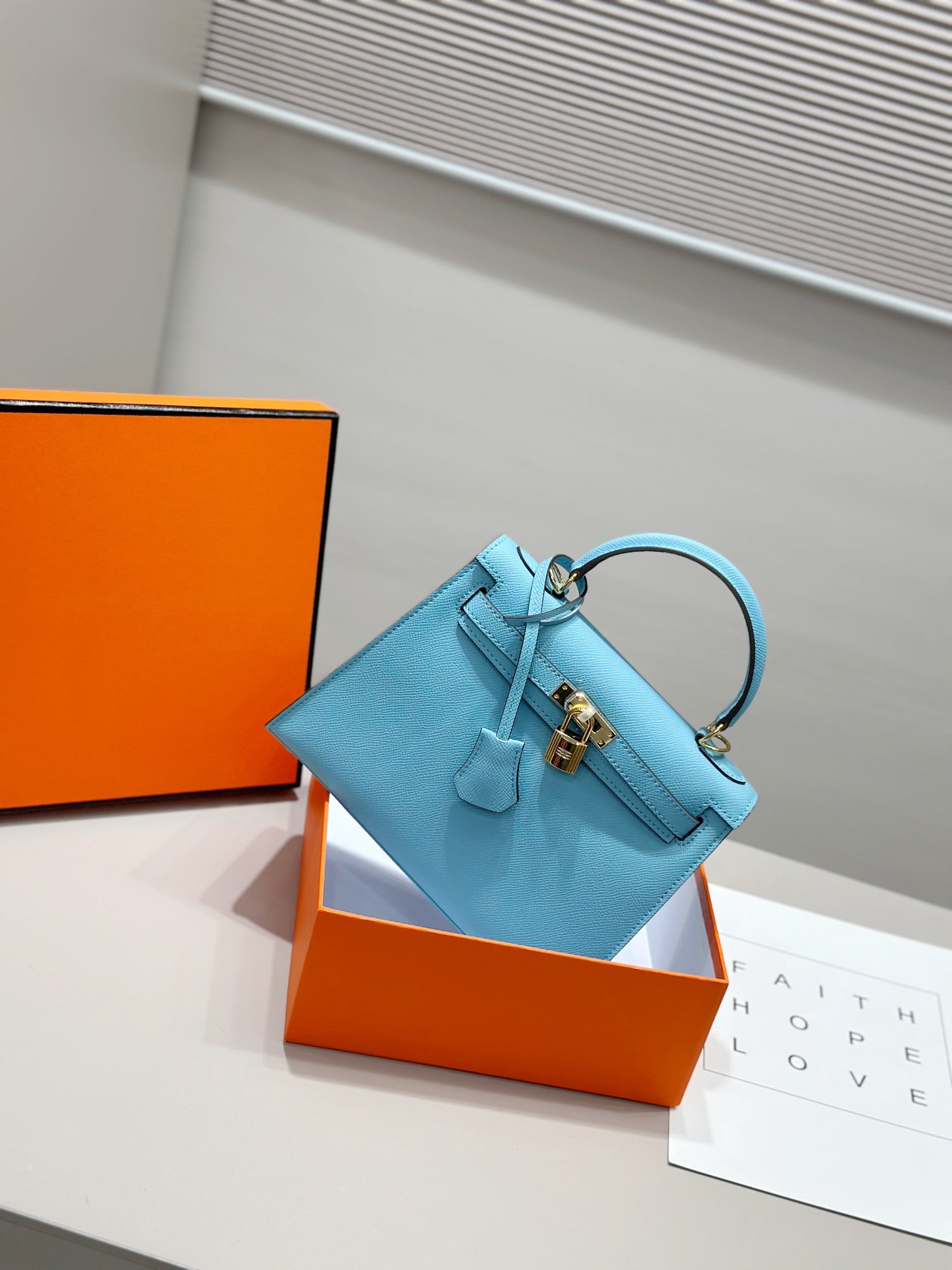 Sac HM Kelly 25 cm en cuir EPSOM bleu Tiffany, accessoires dorés