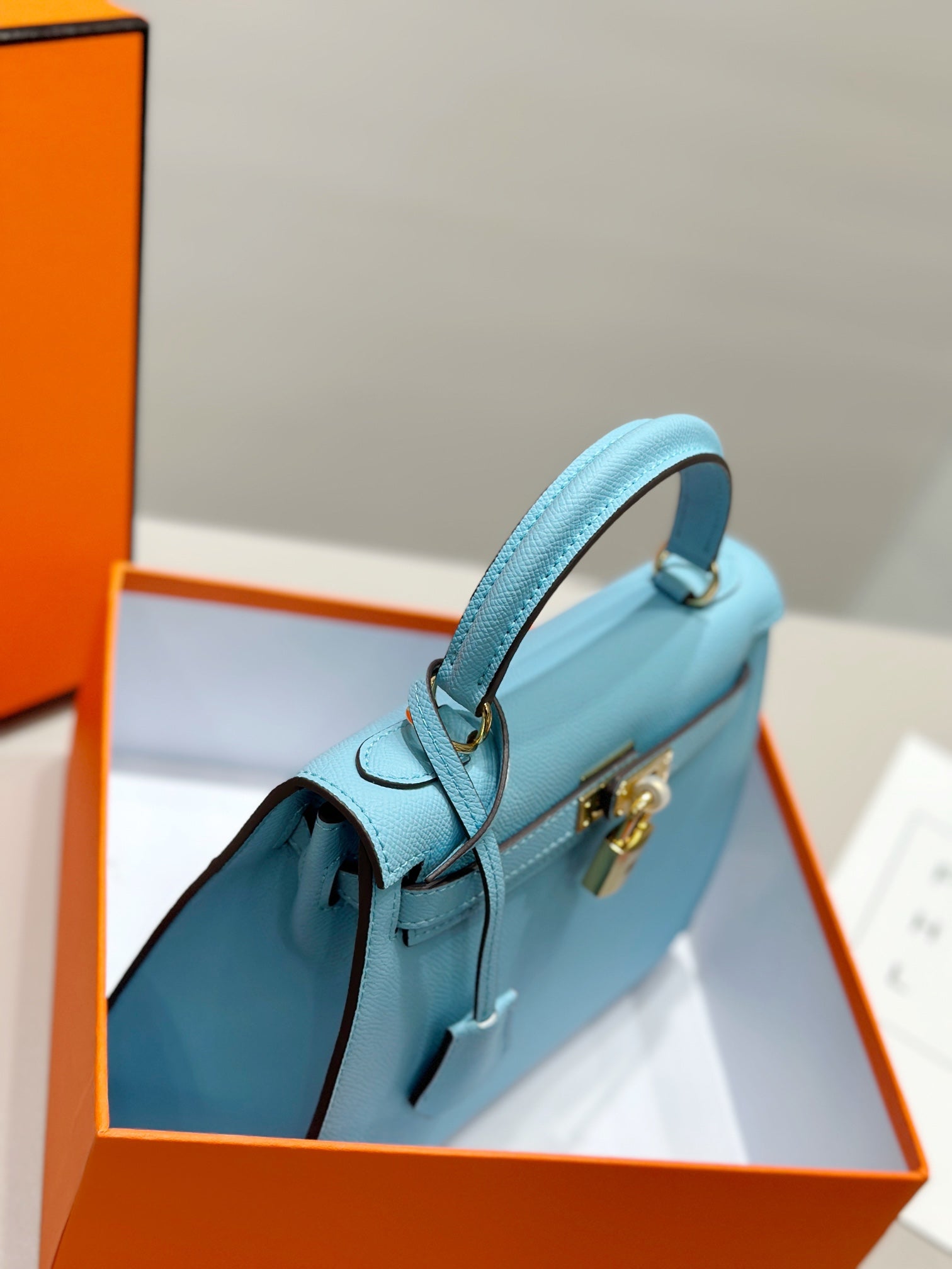 Sac HM Kelly 25 cm en cuir EPSOM bleu Tiffany, accessoires dorés