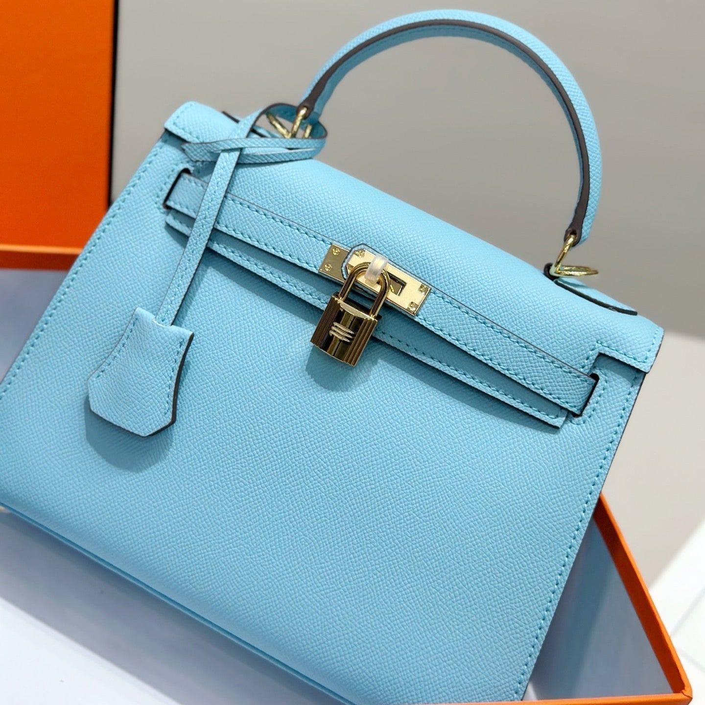 Sac HM Kelly 25 cm en cuir EPSOM bleu Tiffany, accessoires dorés