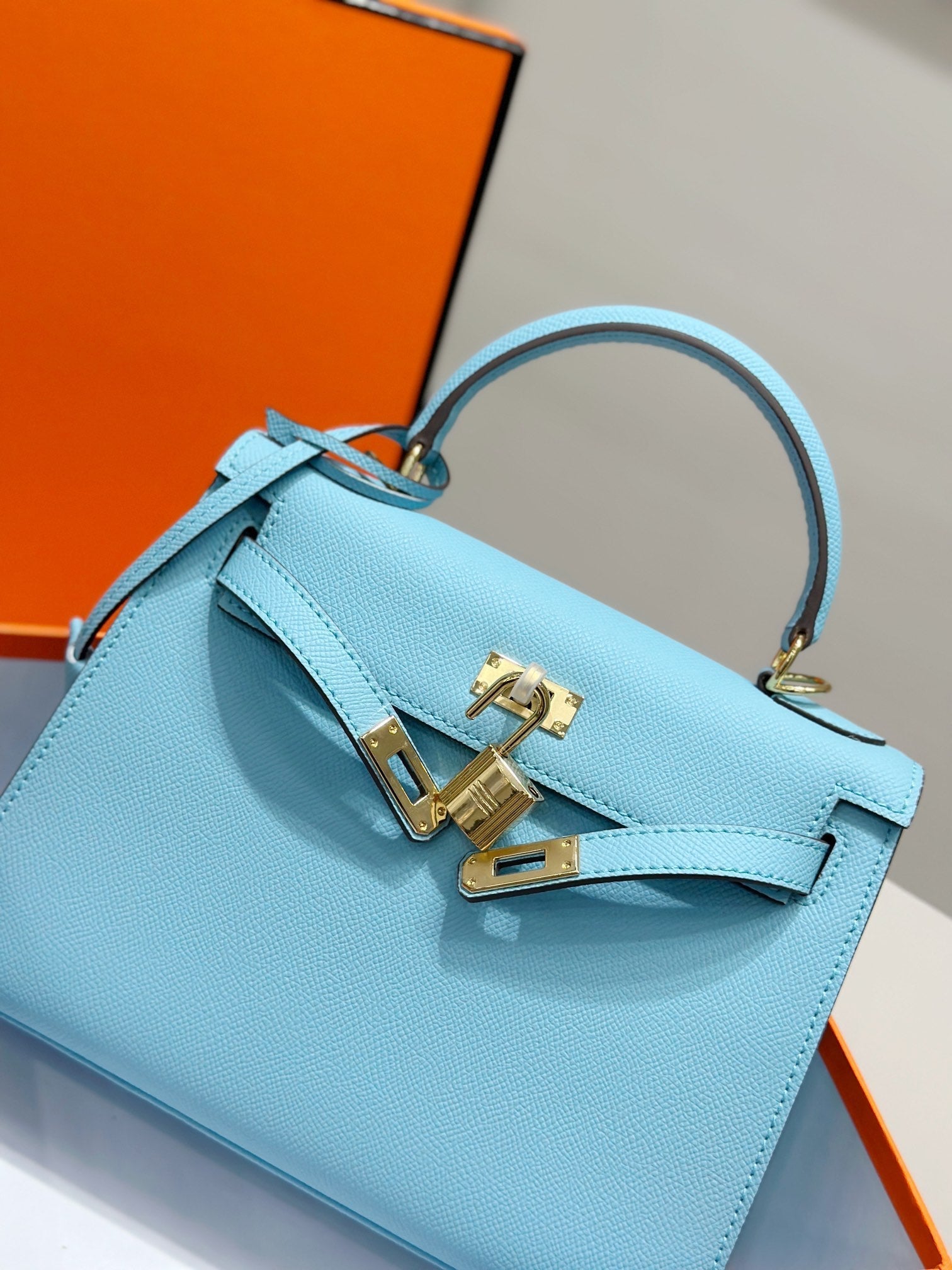 Sac HM Kelly 25 cm en cuir EPSOM bleu Tiffany, accessoires dorés