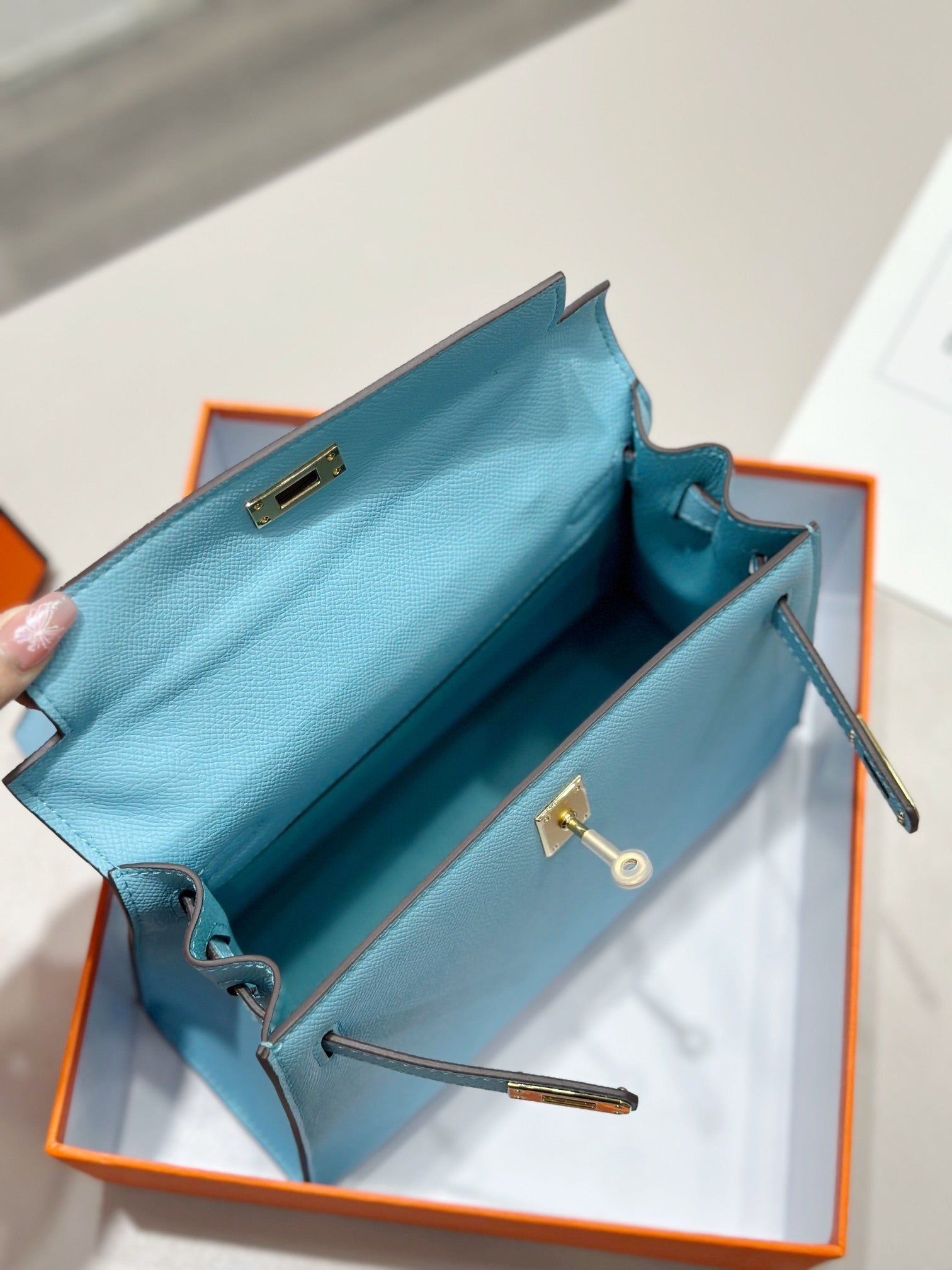 Sac HM Kelly 25 cm en cuir EPSOM bleu Tiffany, accessoires dorés