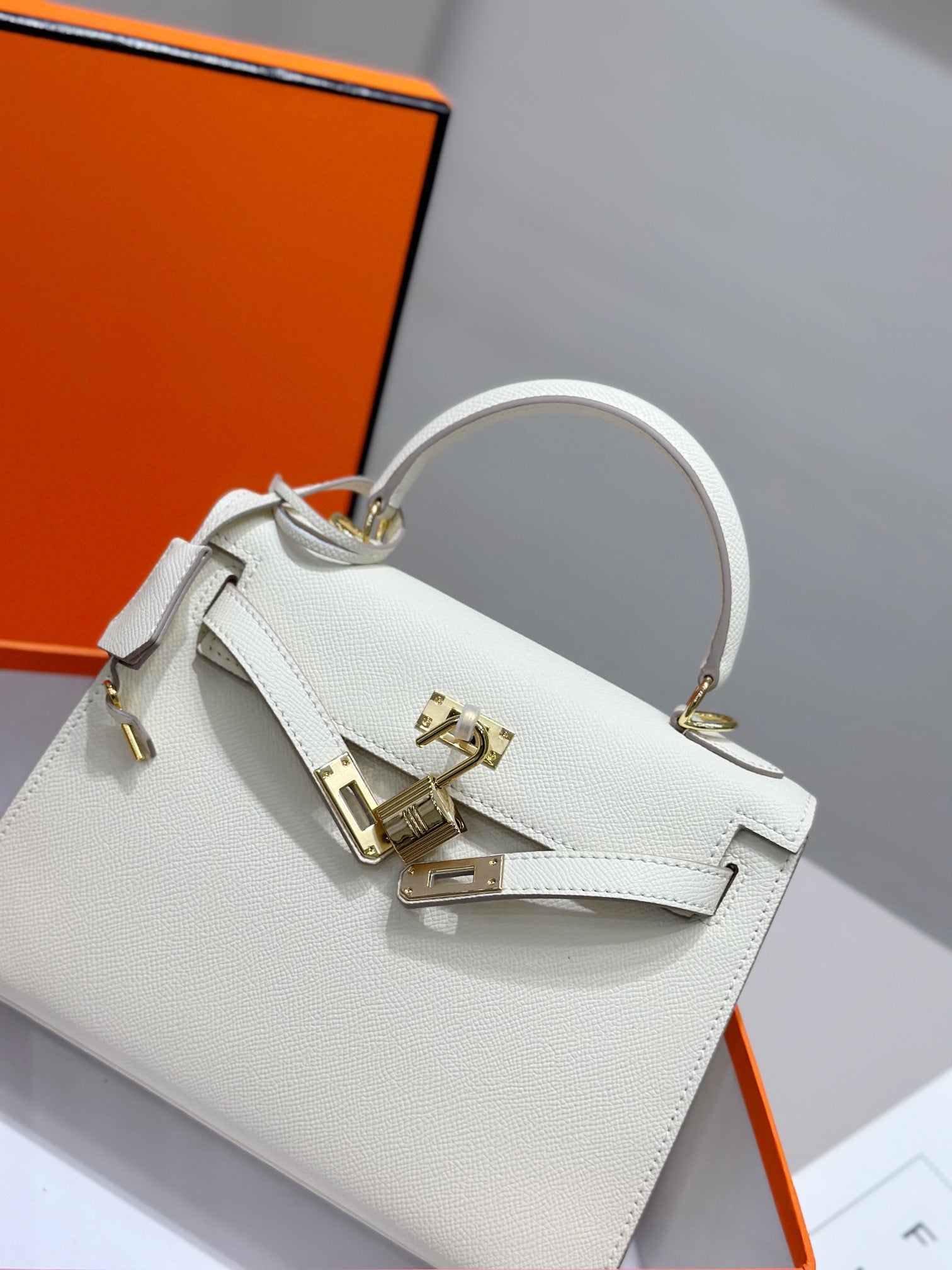 HM KELLY 25CM CUIR EPSOM CRÈME QUINCAILLERIE DORÉ