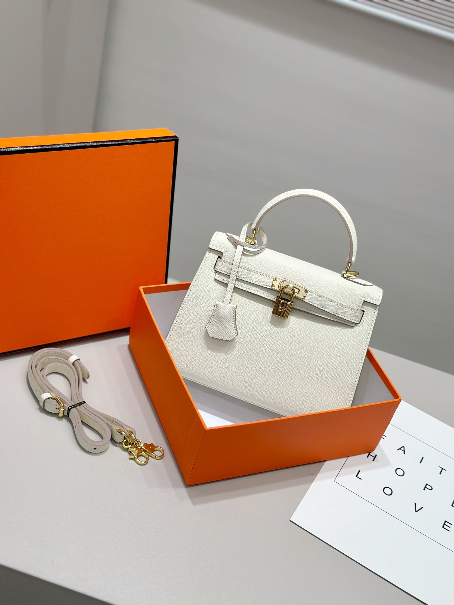 HM KELLY 25CM CUIR EPSOM CRÈME QUINCAILLERIE DORÉ