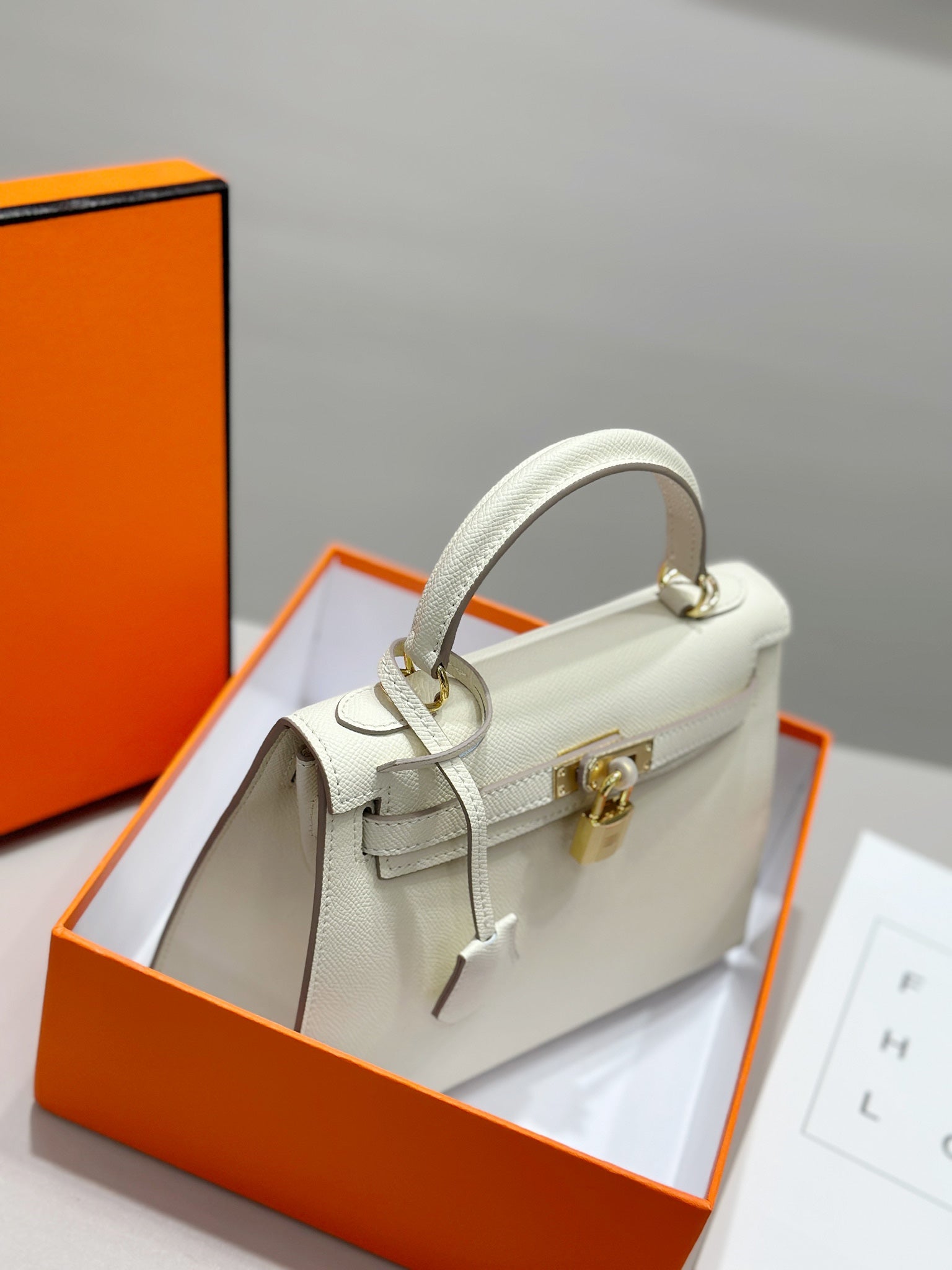 HM KELLY 25CM CUIR EPSOM CRÈME QUINCAILLERIE DORÉ