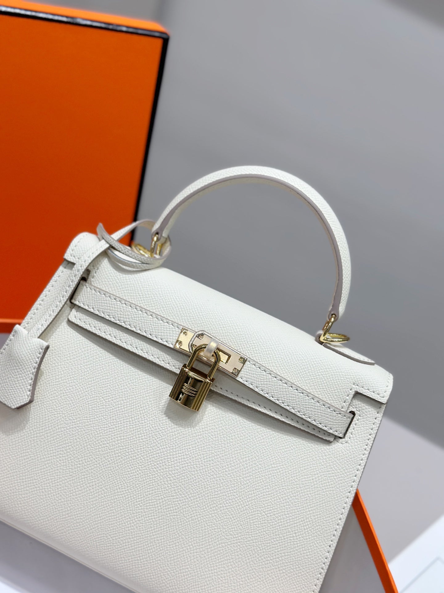 HM KELLY 25CM CUIR EPSOM CRÈME QUINCAILLERIE DORÉ
