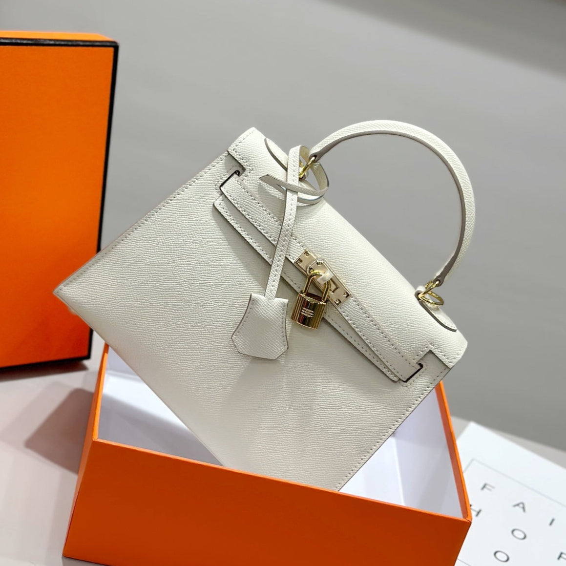 HM KELLY 25CM CUIR EPSOM CRÈME QUINCAILLERIE DORÉ