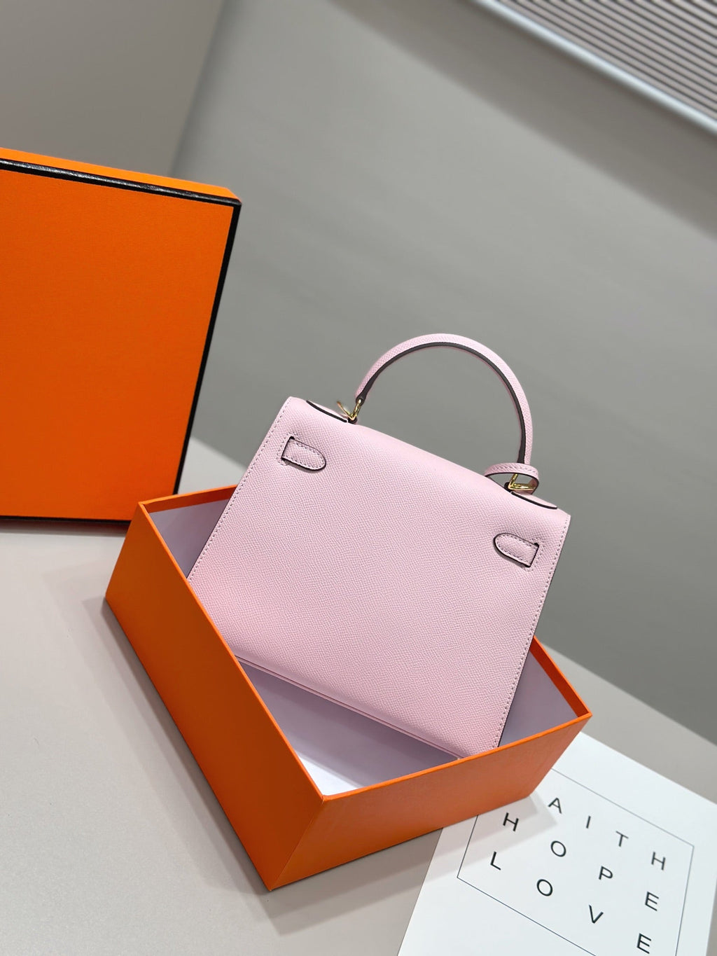 Sac HM Kelly 25 cm en cuir EPSOM rose clair, matériel doré