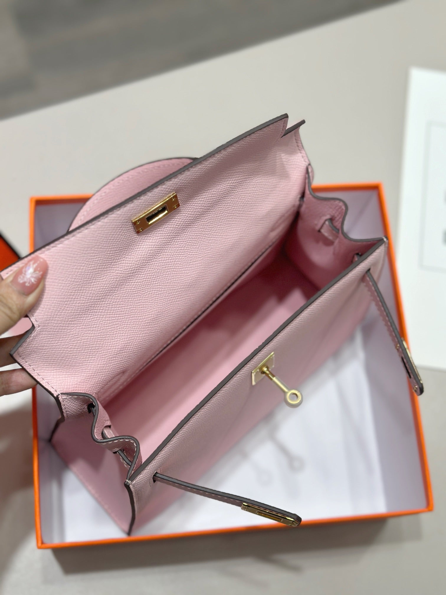 Sac HM Kelly 25 cm en cuir EPSOM rose clair, matériel doré