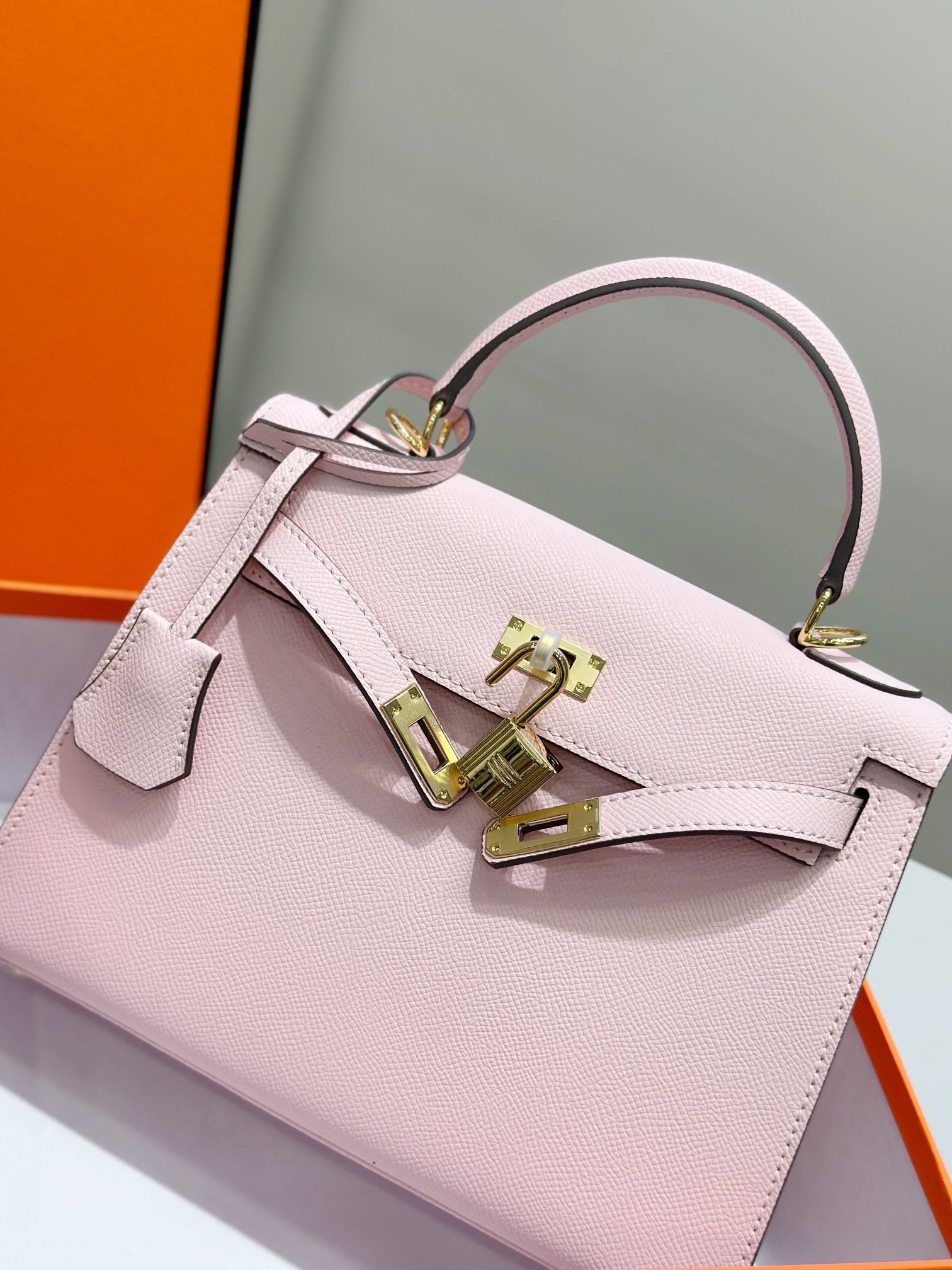Sac HM Kelly 25 cm en cuir EPSOM rose clair, matériel doré