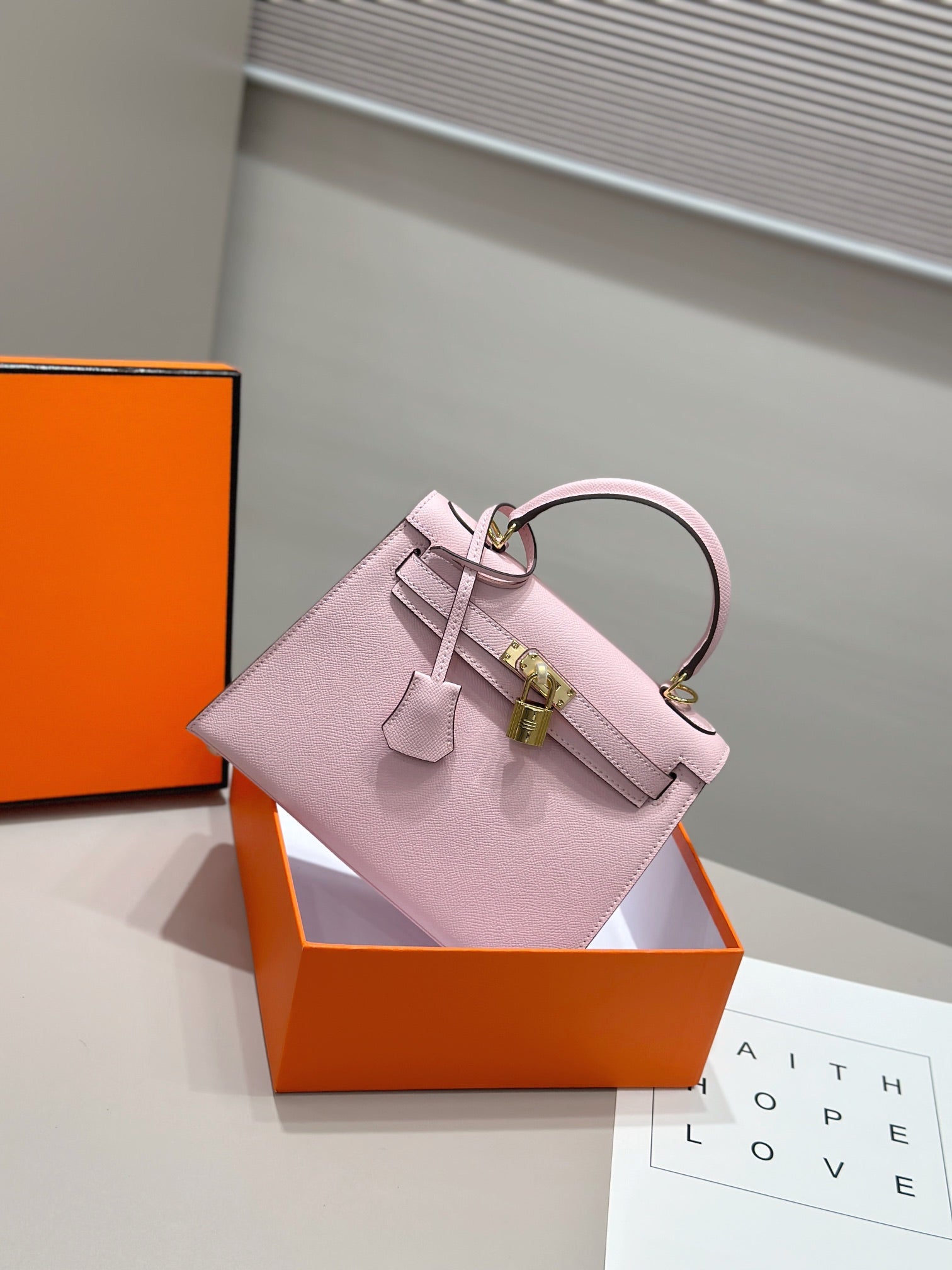 Sac HM Kelly 25 cm en cuir EPSOM rose clair, matériel doré
