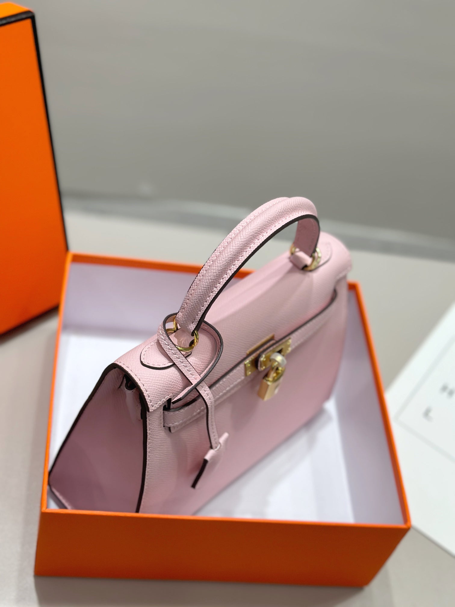 Sac HM Kelly 25 cm en cuir EPSOM rose clair, matériel doré