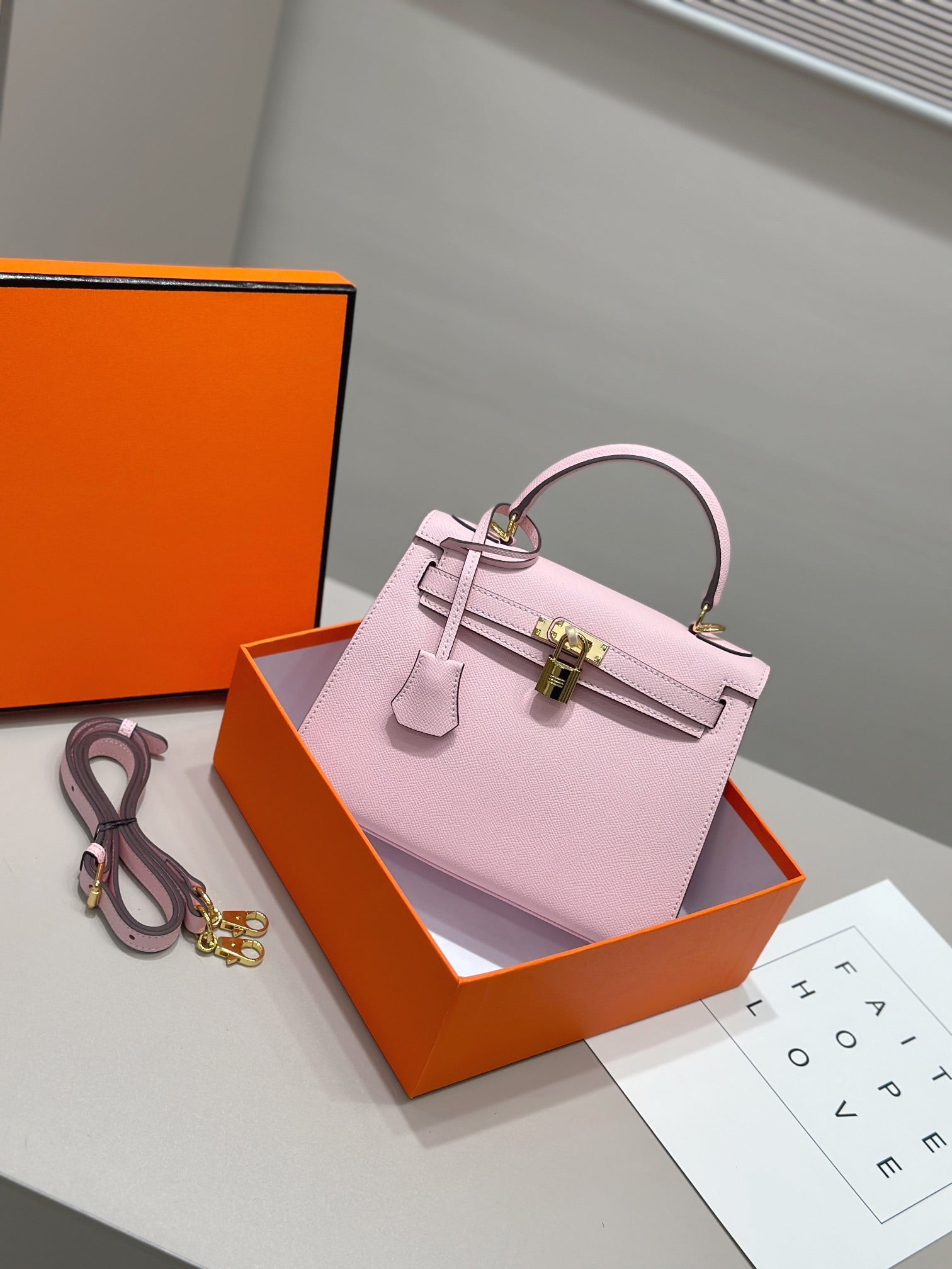 Sac HM Kelly 25 cm en cuir EPSOM rose clair, matériel doré