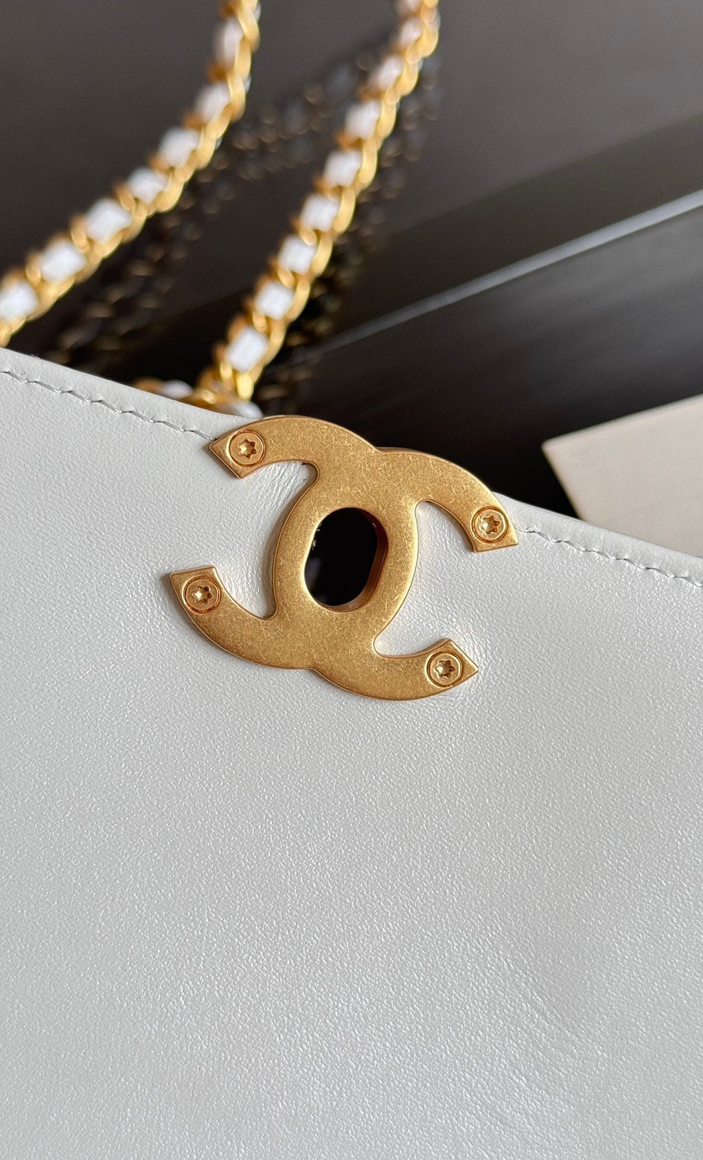 MINI FLAP 19CM WHITE LAMBSKIN GOLD HARDWARE