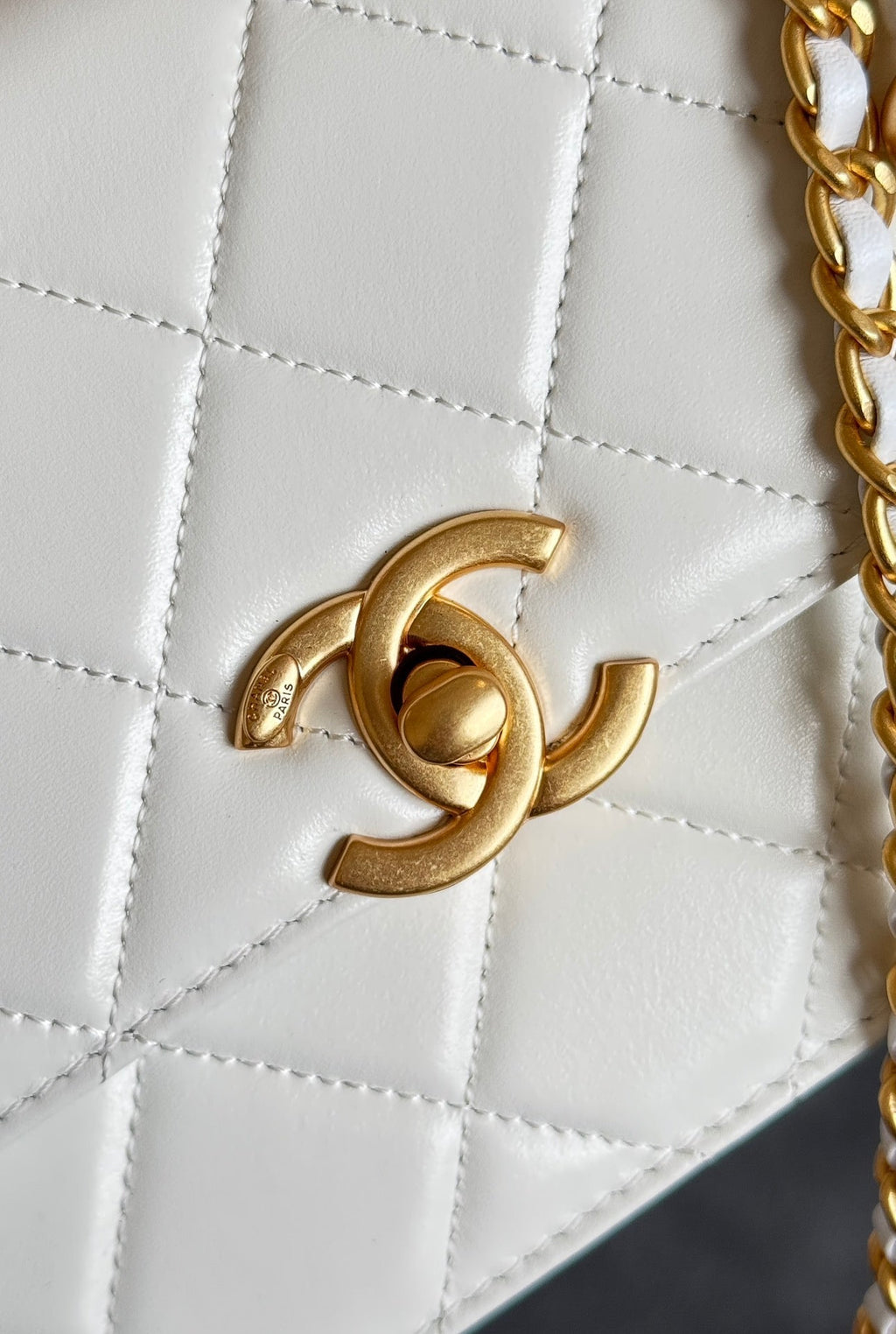 MINI RABAT 22CM CUIR D'AGNEAU BLANC QUINCAILLERIE DORÉ