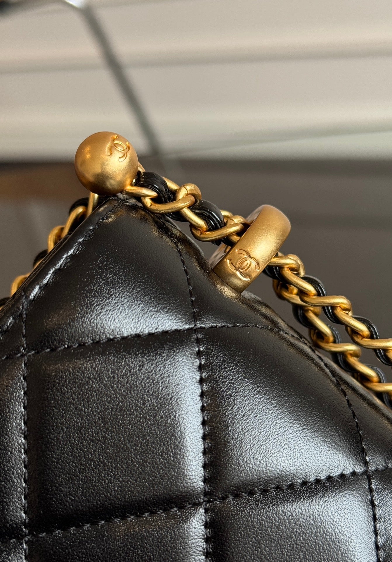 MINI RABAT 22CM CUIR D'AGNEAU NOIR QUINCAILLERIE DORÉ