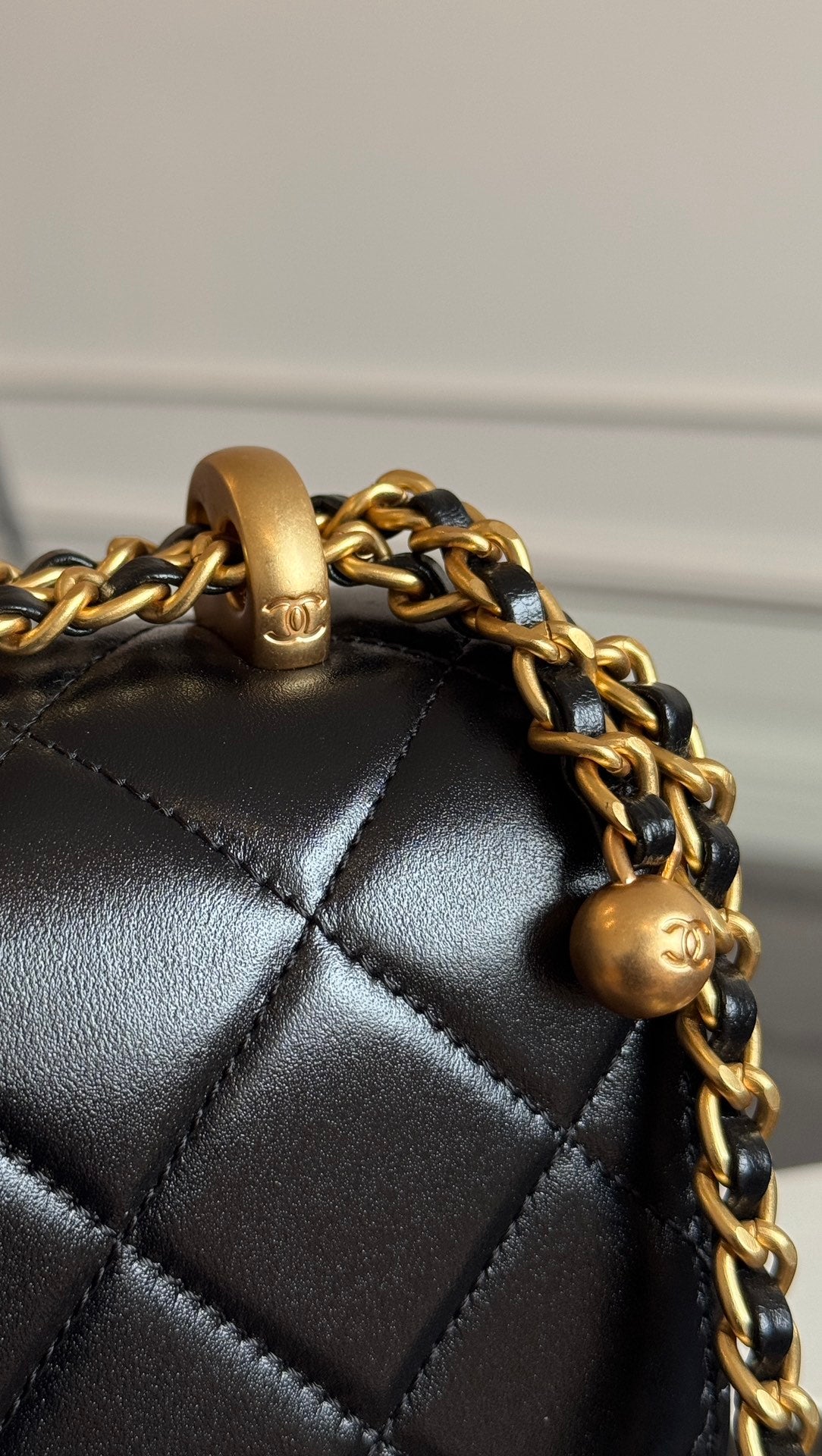 MINI RABAT 19CM CUIR D'AGNEAU NOIR QUINCAILLERIE DORÉ