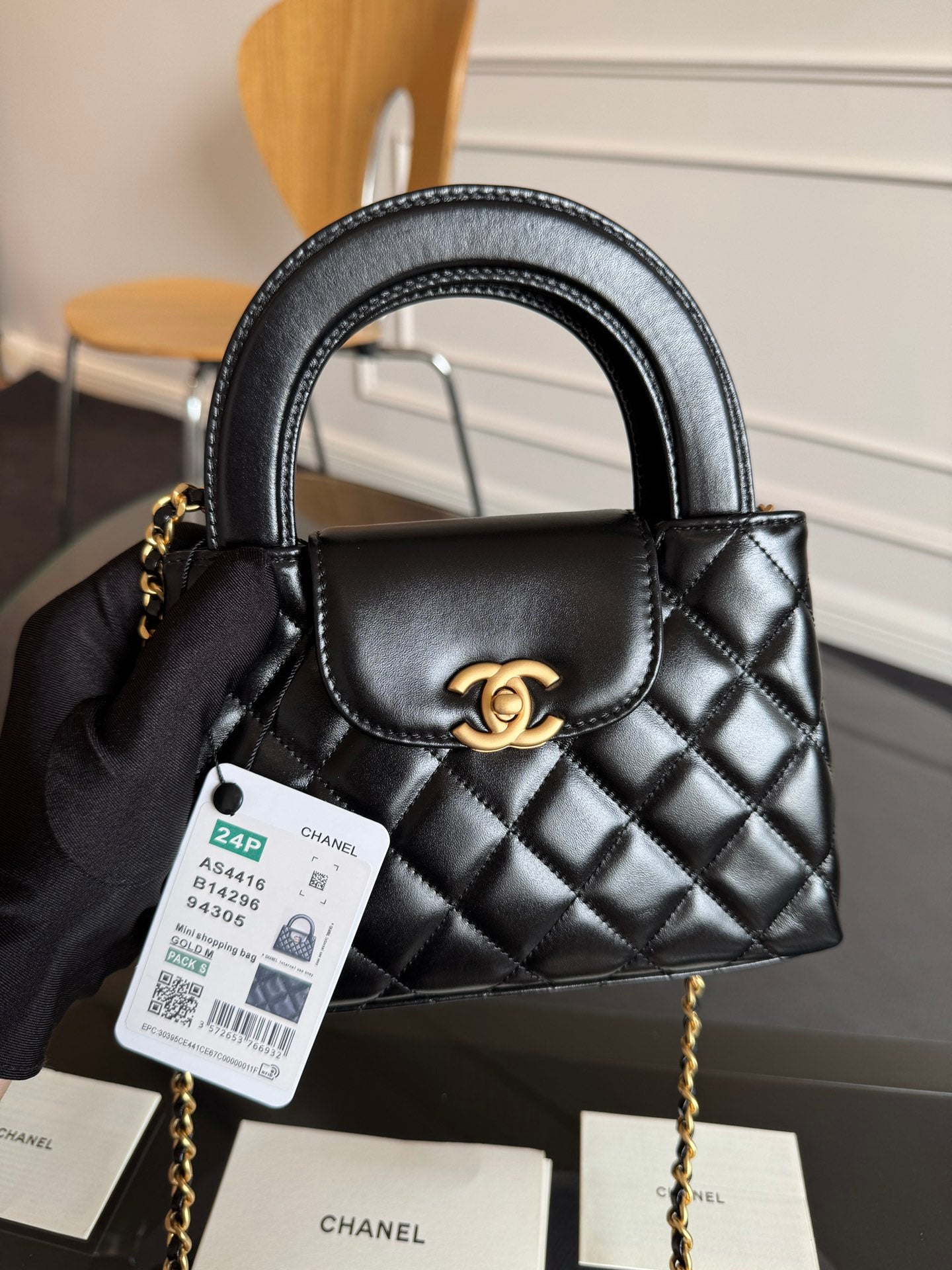 SAC CABAS KELLY 19 EN CUIR DE VEAU NOIR ET QUINCAILLERIE DORÉ 