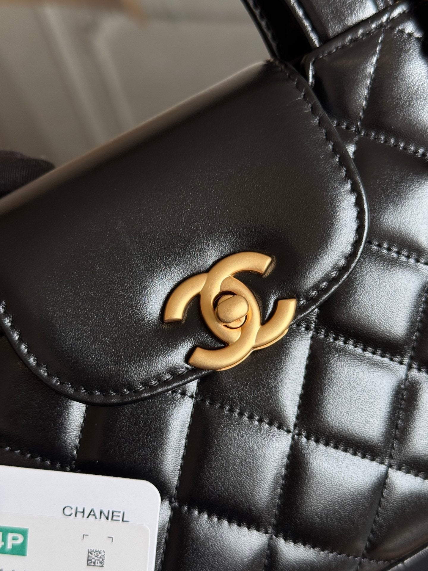 SAC CABAS KELLY 19 EN CUIR DE VEAU NOIR ET QUINCAILLERIE DORÉ 