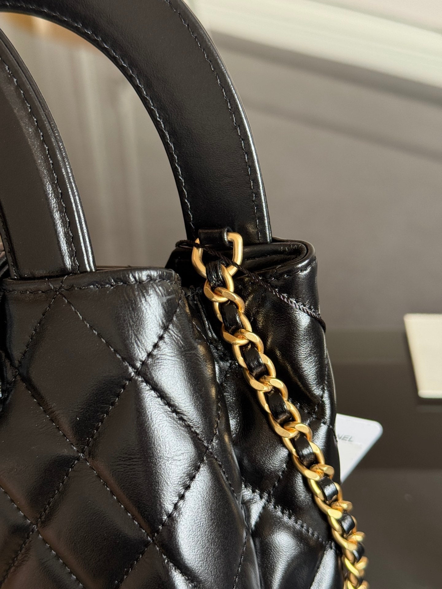 SAC CABAS KELLY 19 EN CUIR DE VEAU NOIR ET QUINCAILLERIE DORÉ 